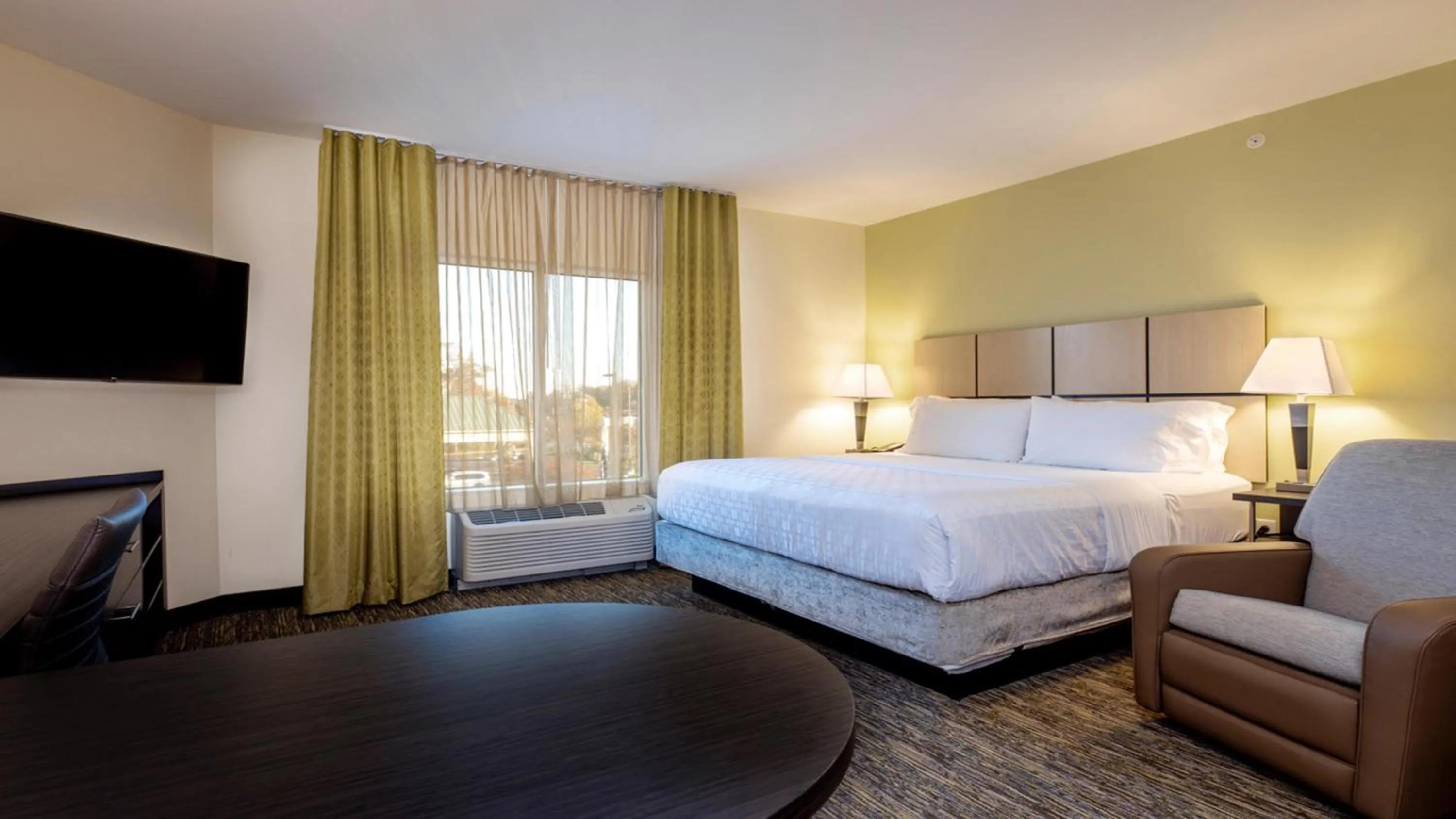 Photo of the whole room, Bed in Candlewood Suites - Dumfries - Quantico by IHG