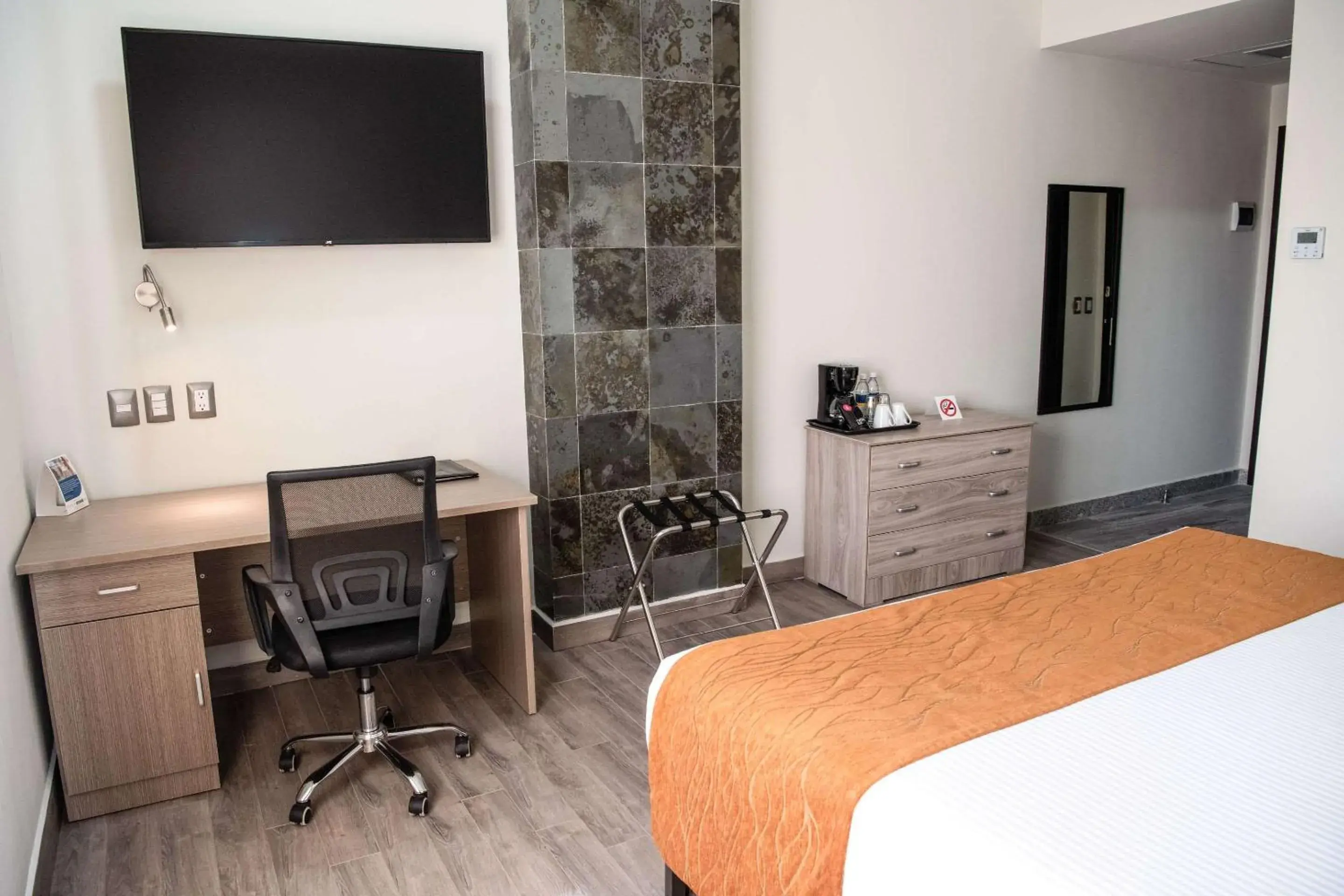 Photo of the whole room, Bed in Comfort Inn Irapuato Photo of the whole room, Bed in Comfort Inn Irapuato