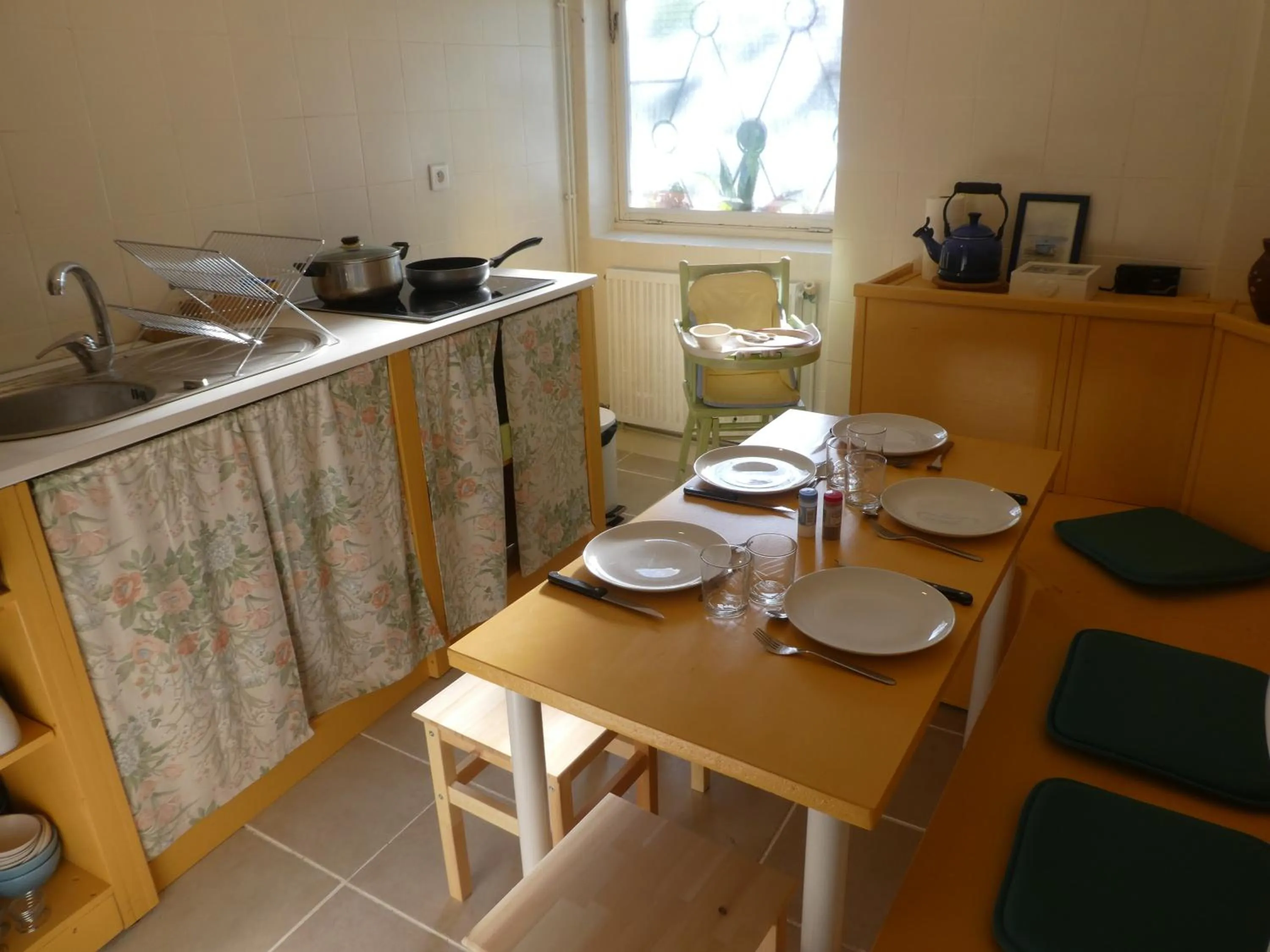 Kitchen or kitchenette in Les chambres du Ladoux