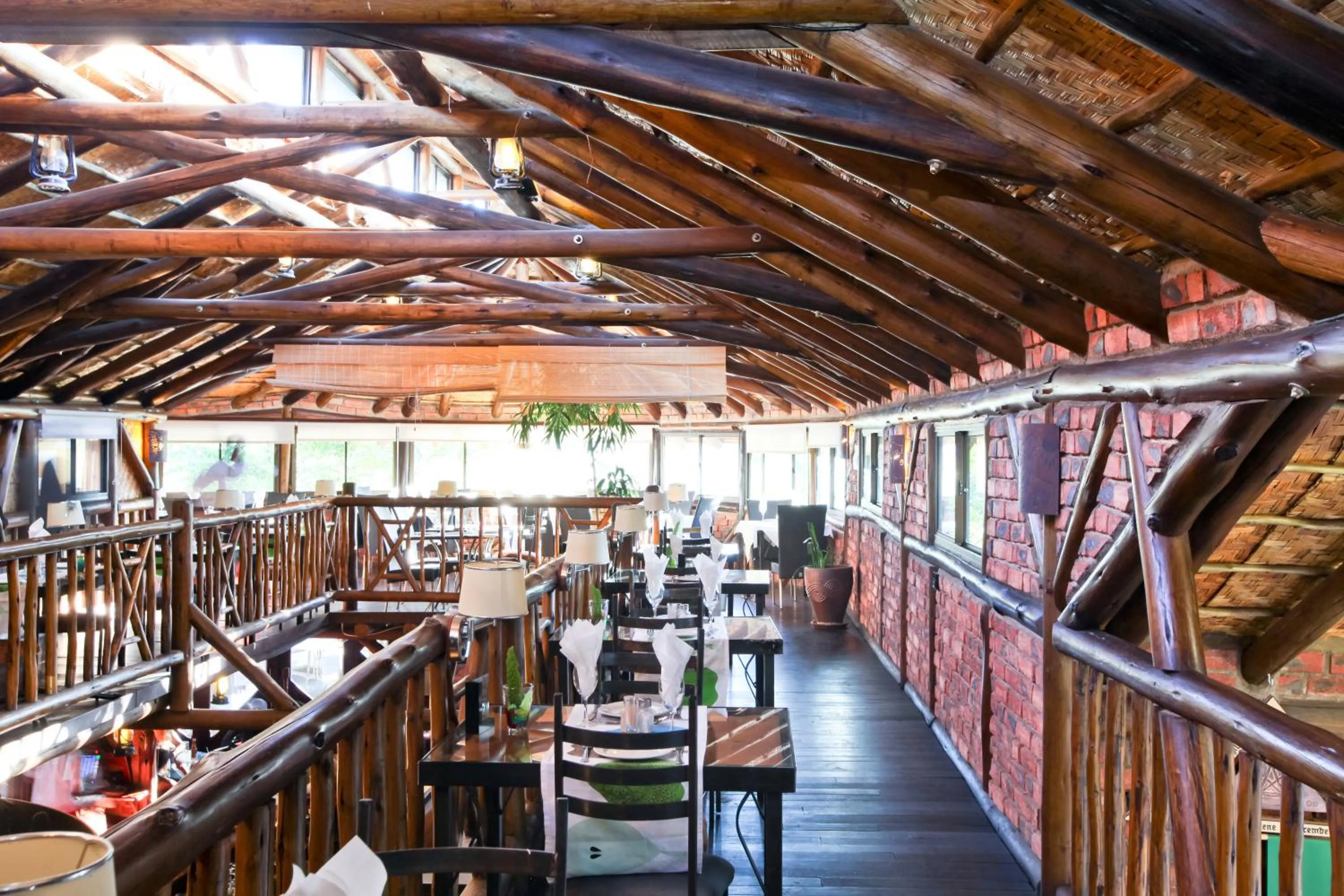 Restaurant/places to eat in Roof of Africa Hotel