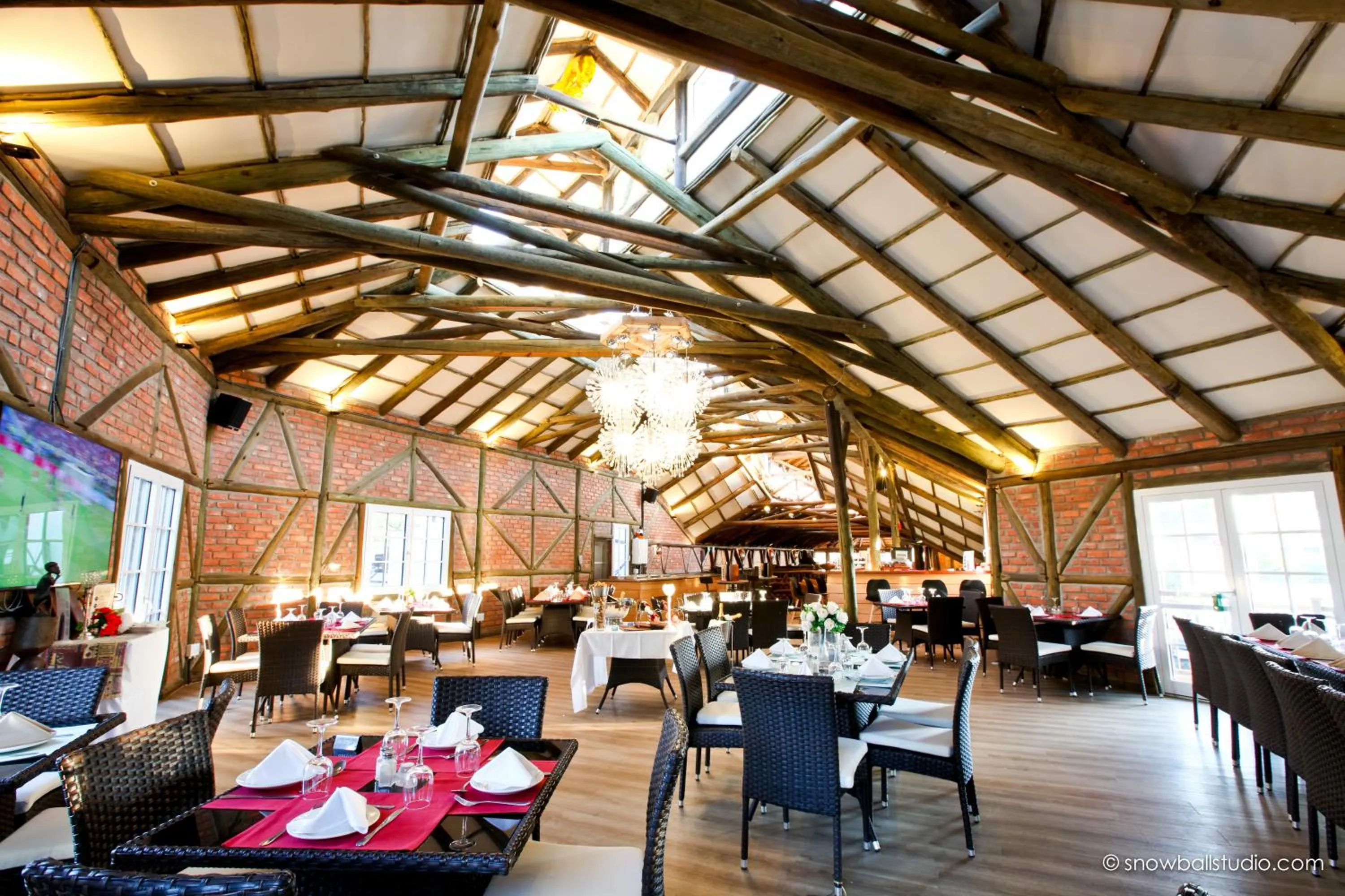 Restaurant/places to eat in Roof of Africa Hotel
