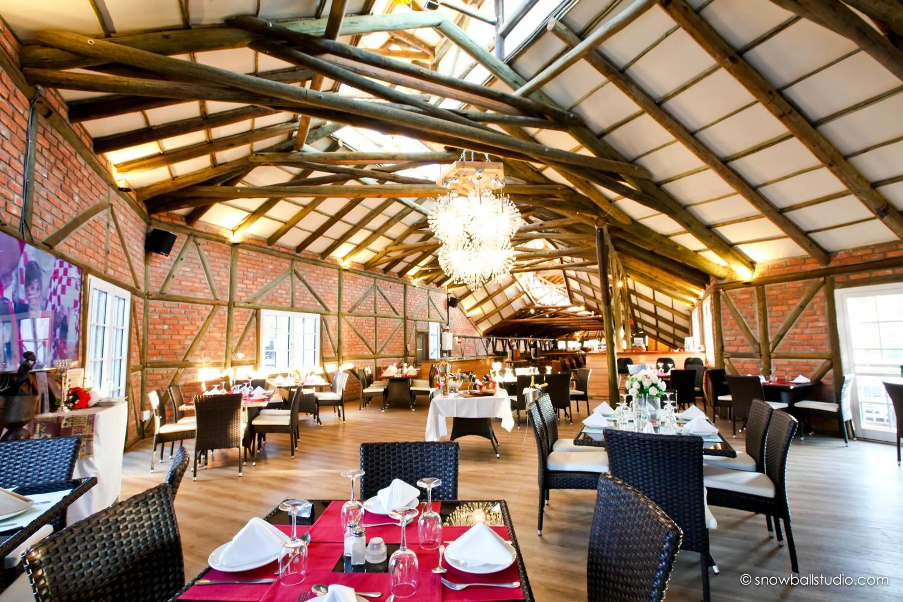 Restaurant/places to eat in Roof of Africa Hotel