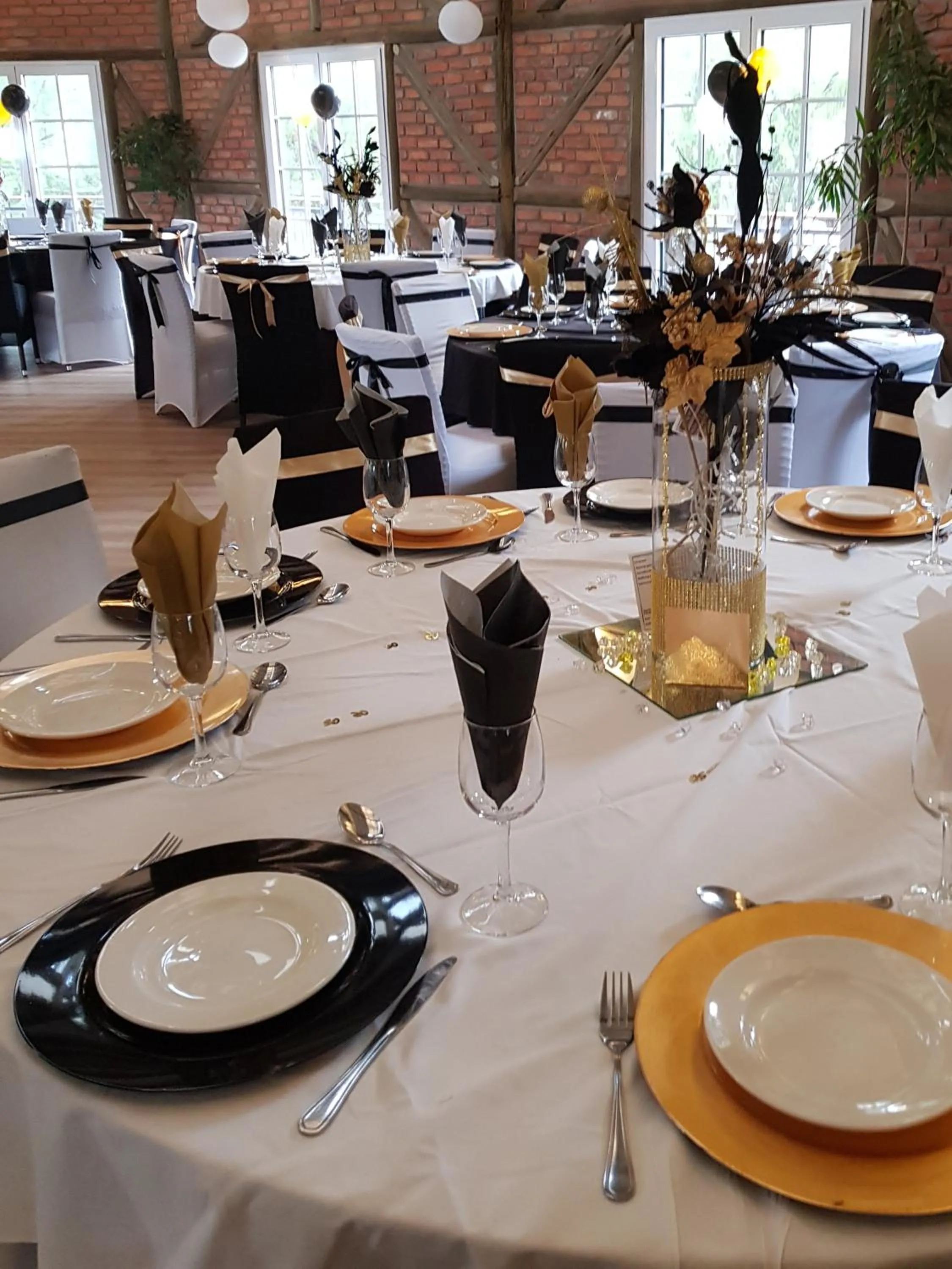 Restaurant/places to eat in Roof of Africa Hotel
