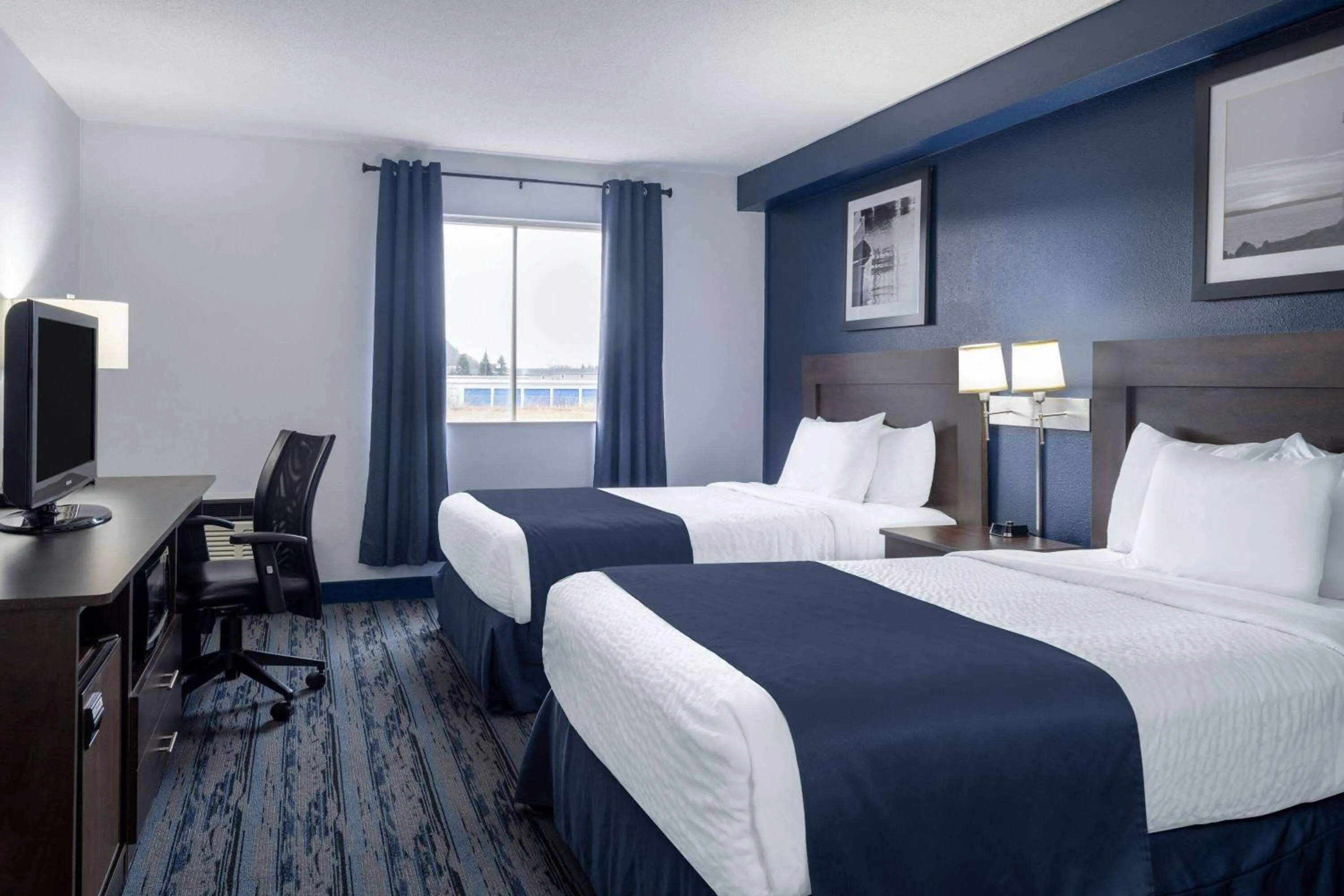 Photo of the whole room, Bed in Travelodge Suites by Wyndham Saint John