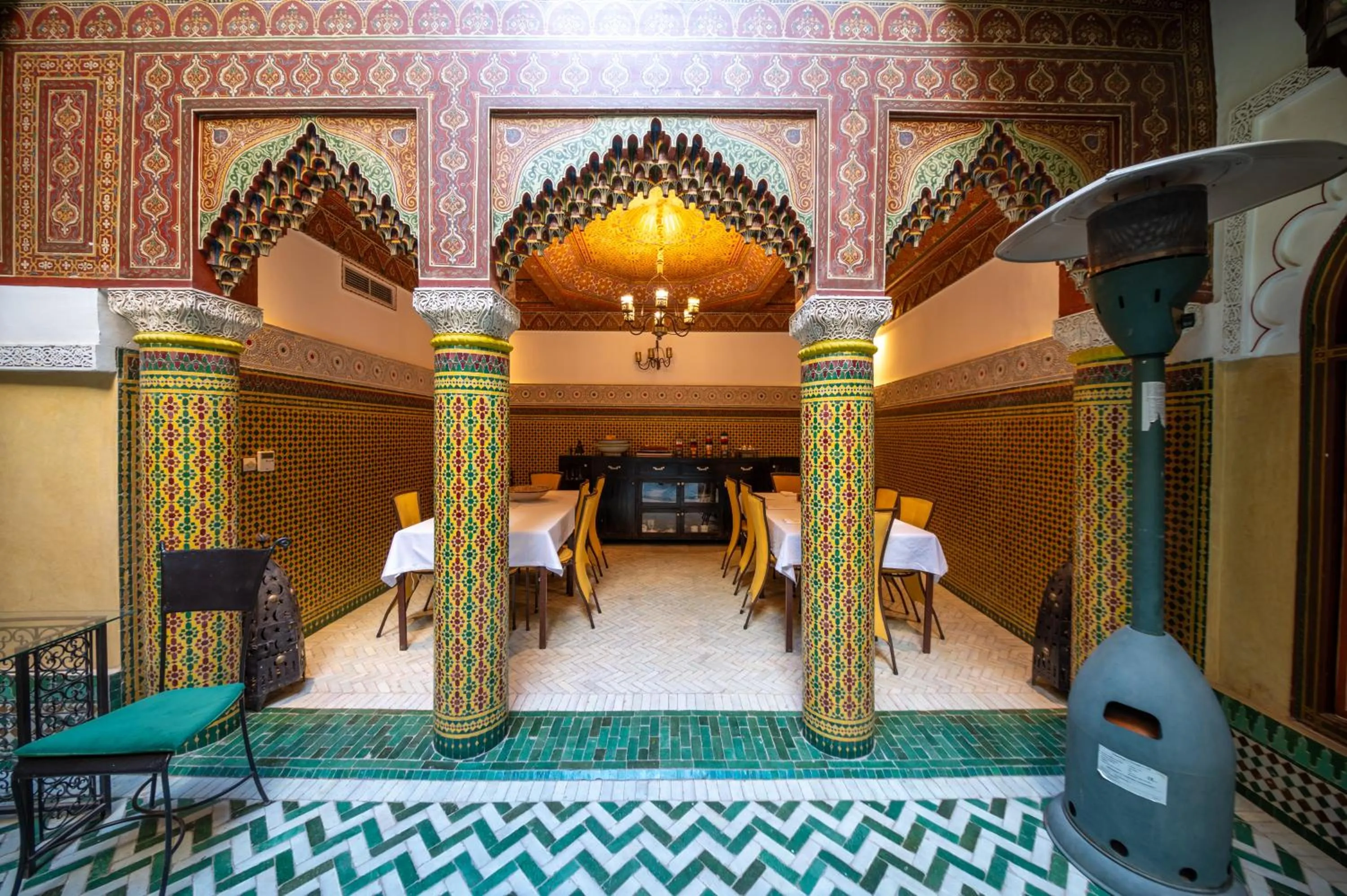 Property building, Bed in Maison Do