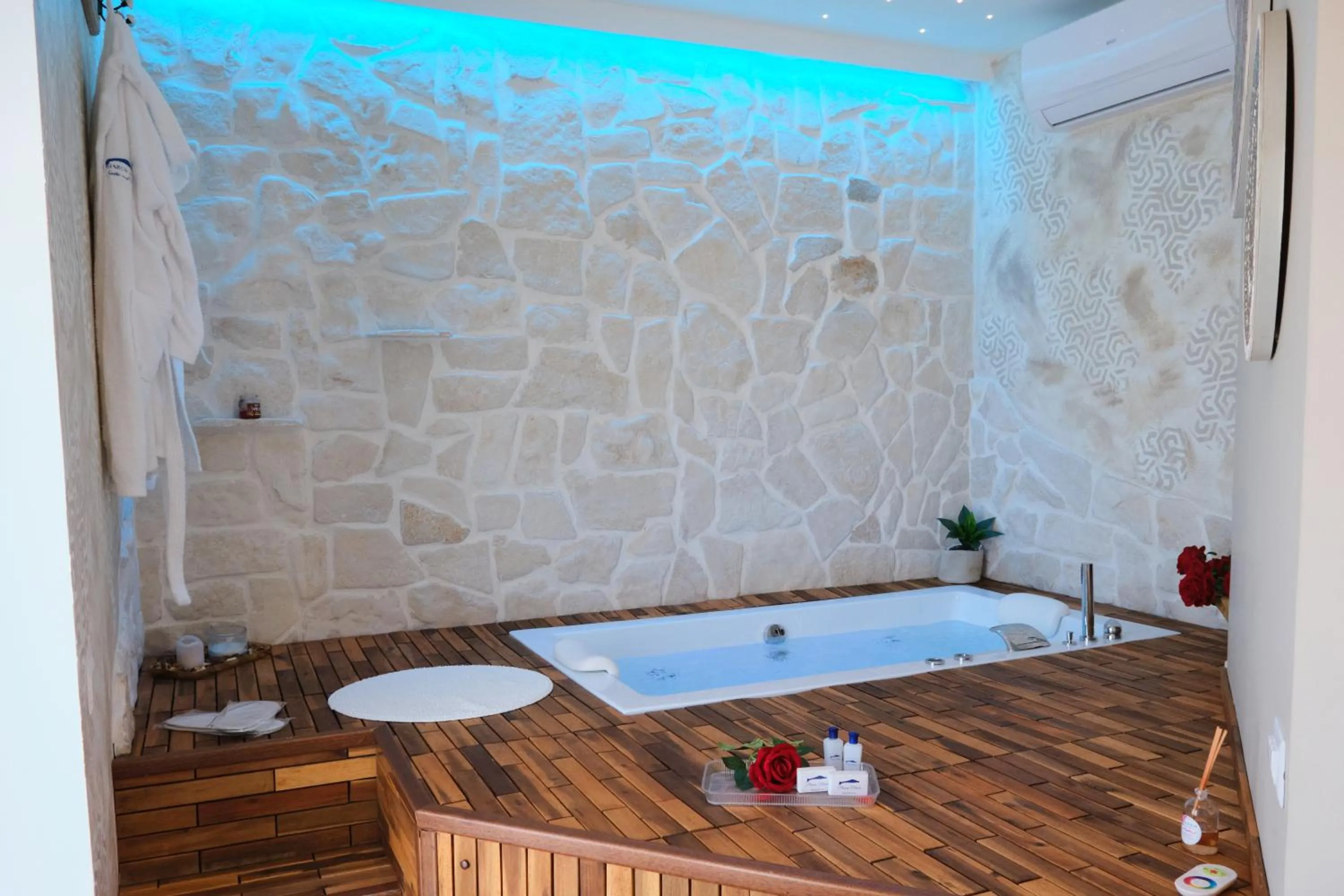 Hot Tub in Pharus Miseni Suites and rooms