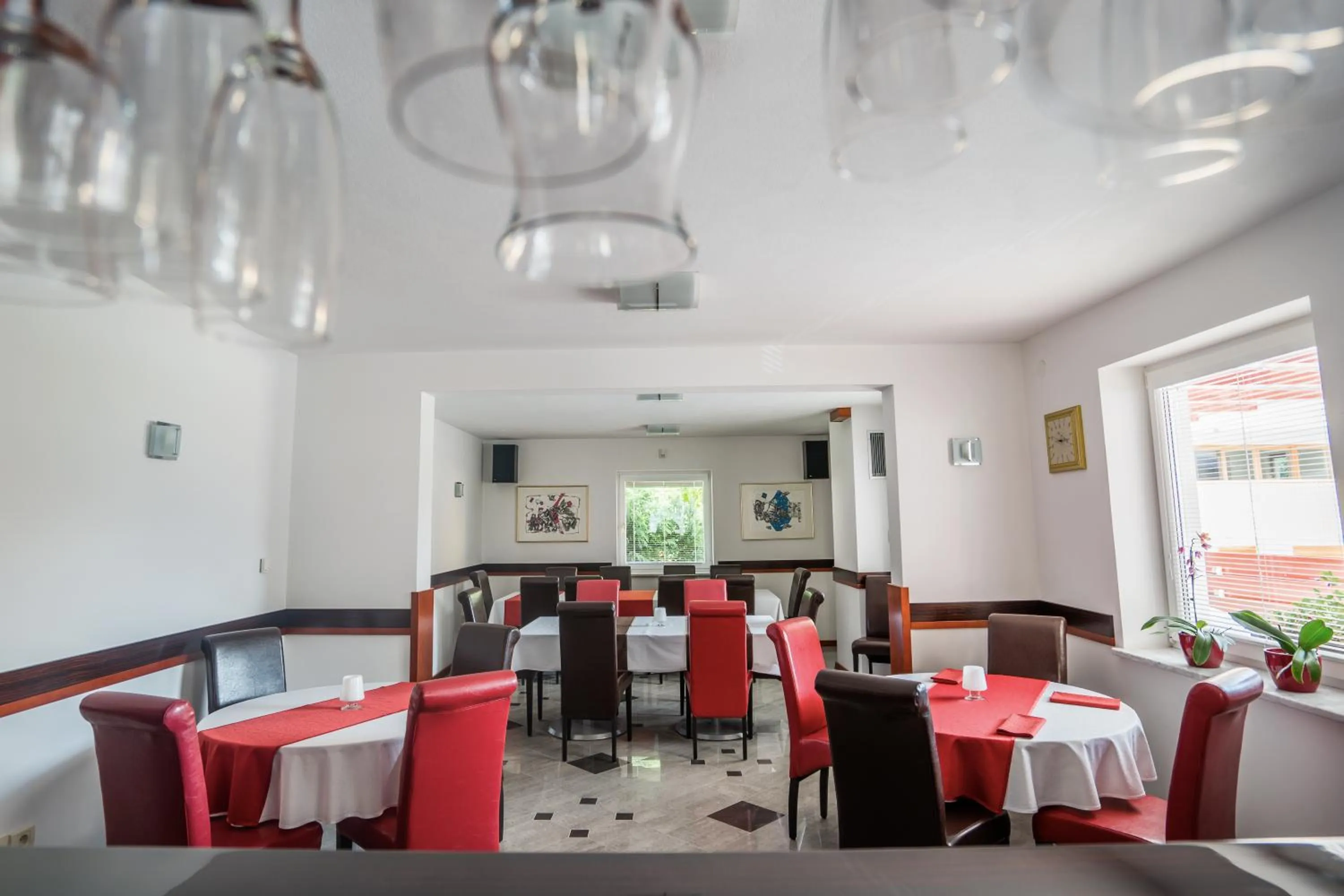 Restaurant/places to eat in Villa Nena