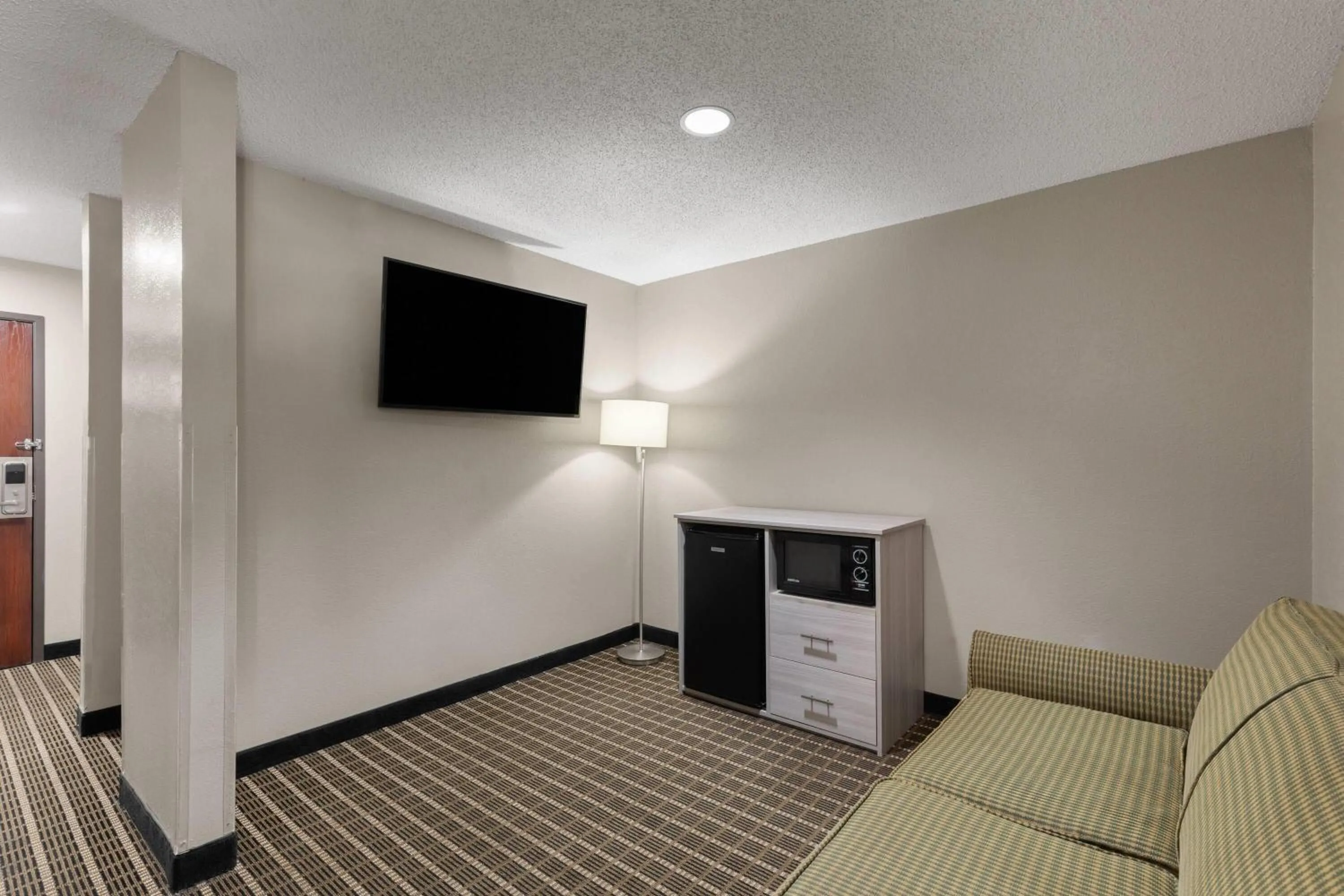 Photo of the whole room in Super 8 by Wyndham Shepherdsville - Louisville South I65