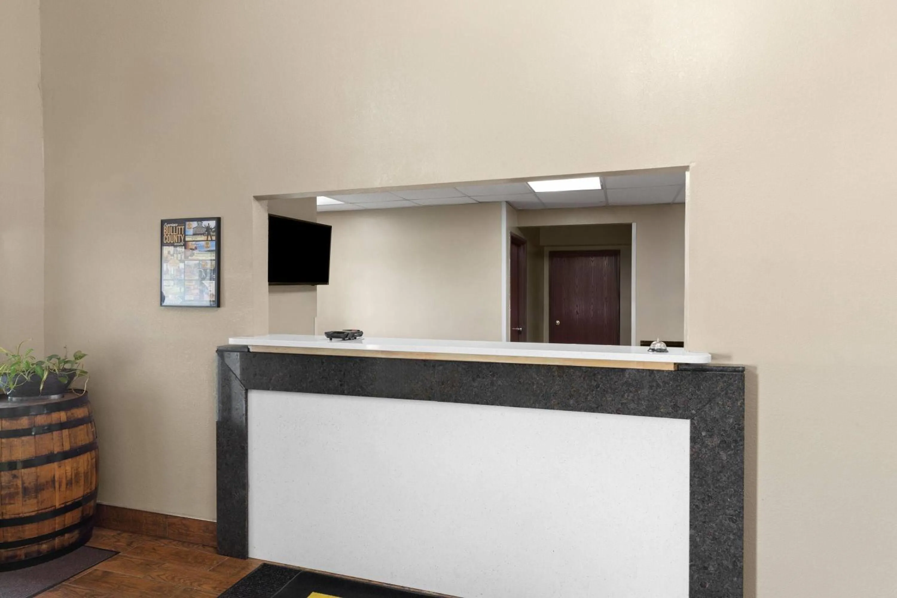 Lobby or reception in Super 8 by Wyndham Shepherdsville - Louisville South I65