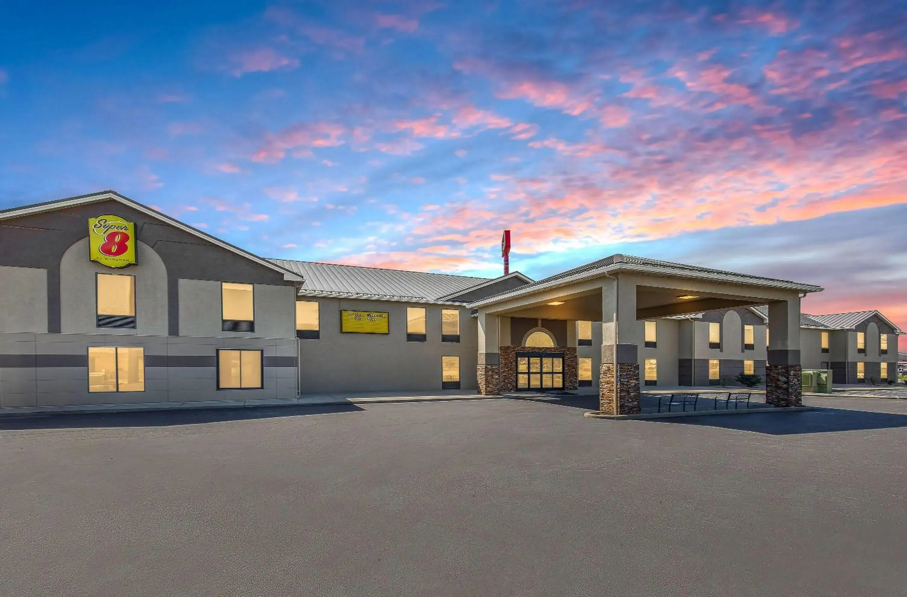 Property building in Super 8 by Wyndham Shepherdsville - Louisville South I65 Property building in Super 8 by Wyndham Shepherdsville - Louisville South I65