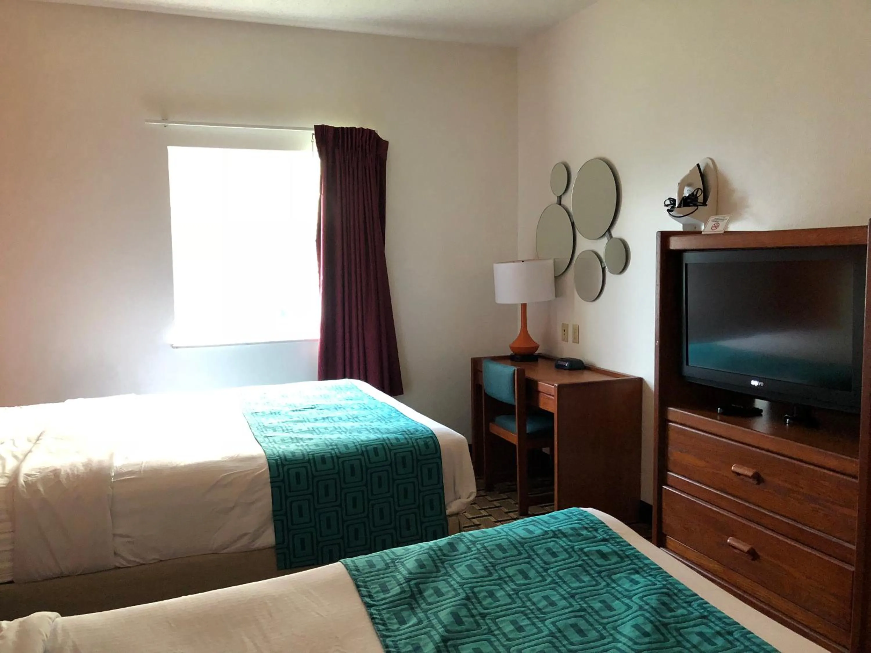 Bed in Howard Johnson by Wyndham Airport