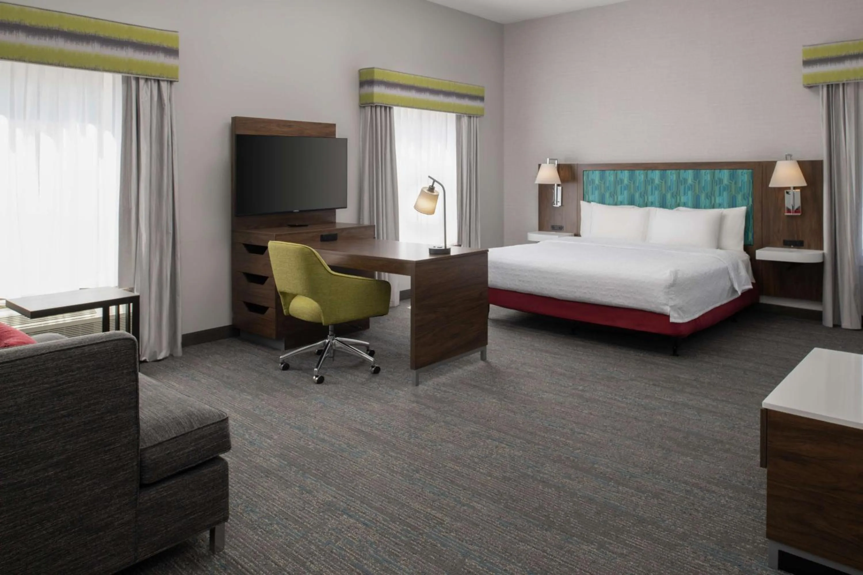 Bedroom, Bed in Hampton Inn and Suites Seattle - Airport / 28th Avenue