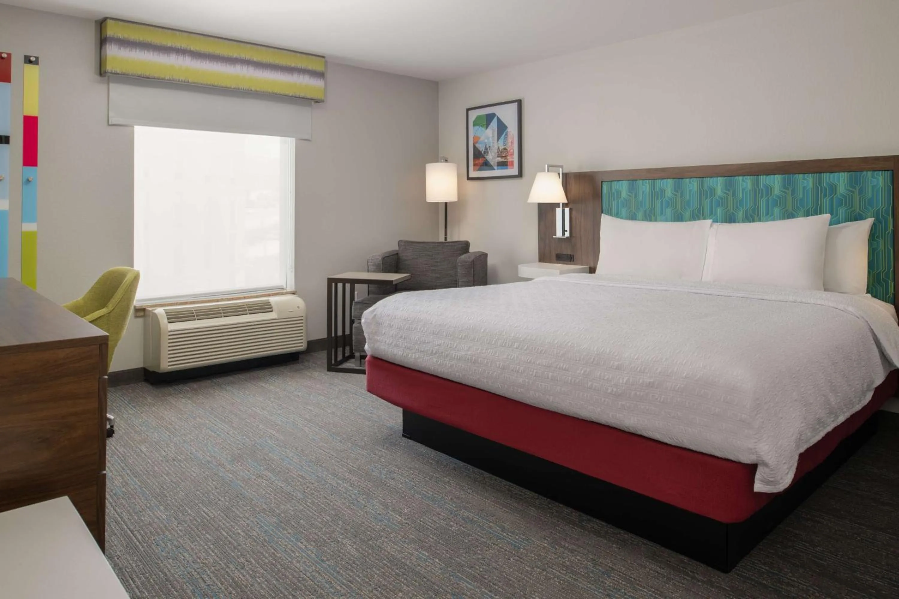 Bed in Hampton Inn and Suites Seattle - Airport / 28th Avenue