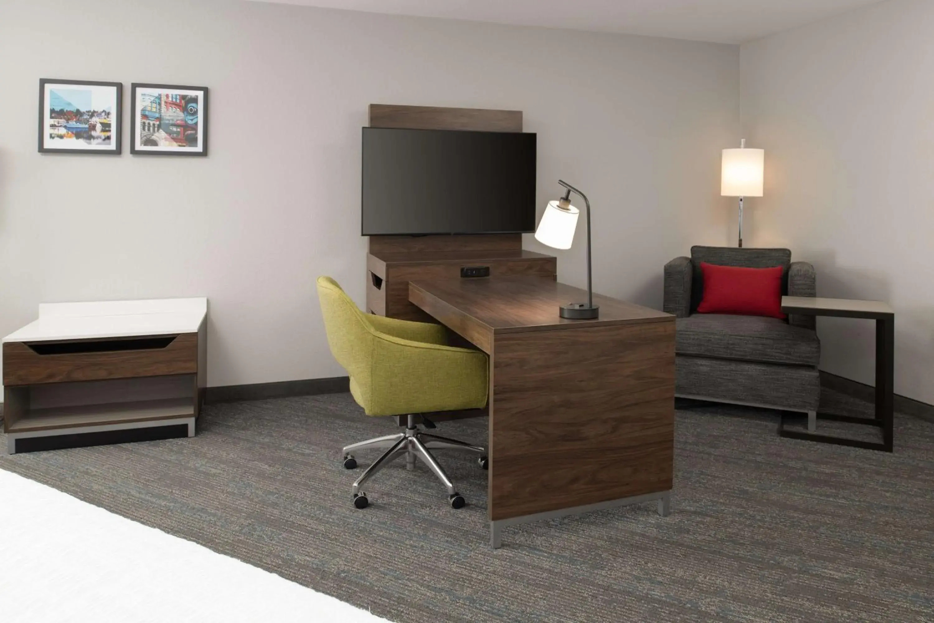 Bedroom in Hampton Inn and Suites Seattle - Airport / 28th Avenue Bedroom in Hampton Inn and Suites Seattle - Airport / 28th Avenue