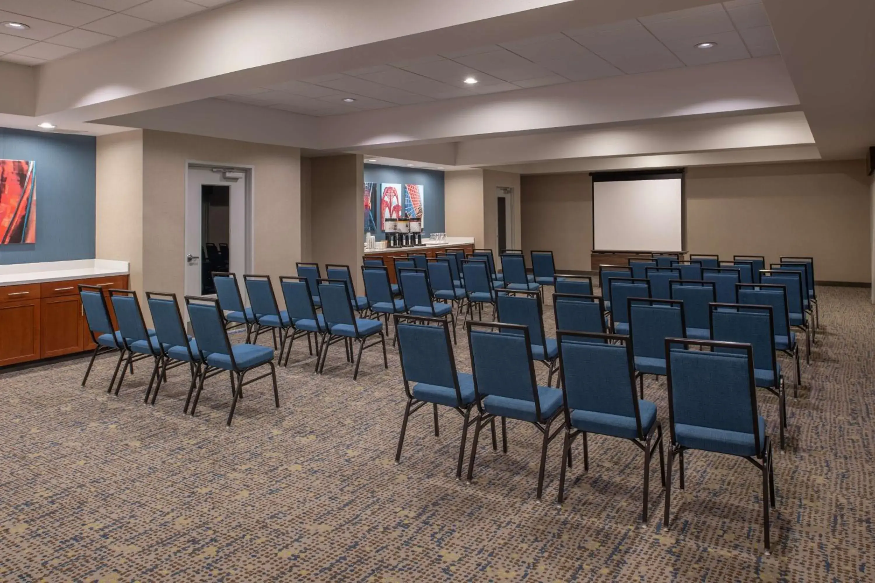 Meeting/conference room in Hampton Inn and Suites Seattle - Airport / 28th Avenue Meeting/conference room in Hampton Inn and Suites Seattle - Airport / 28th Avenue