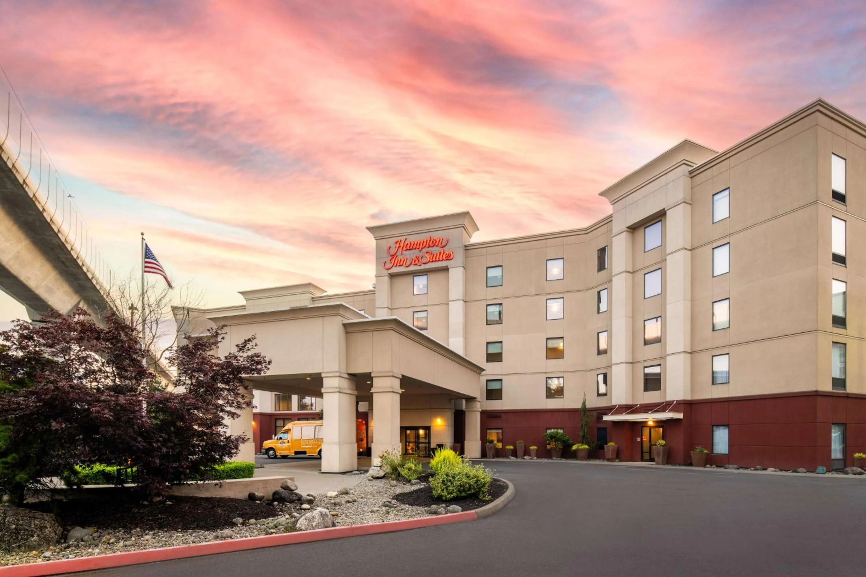 Property building in Hampton Inn and Suites Seattle - Airport / 28th Avenue