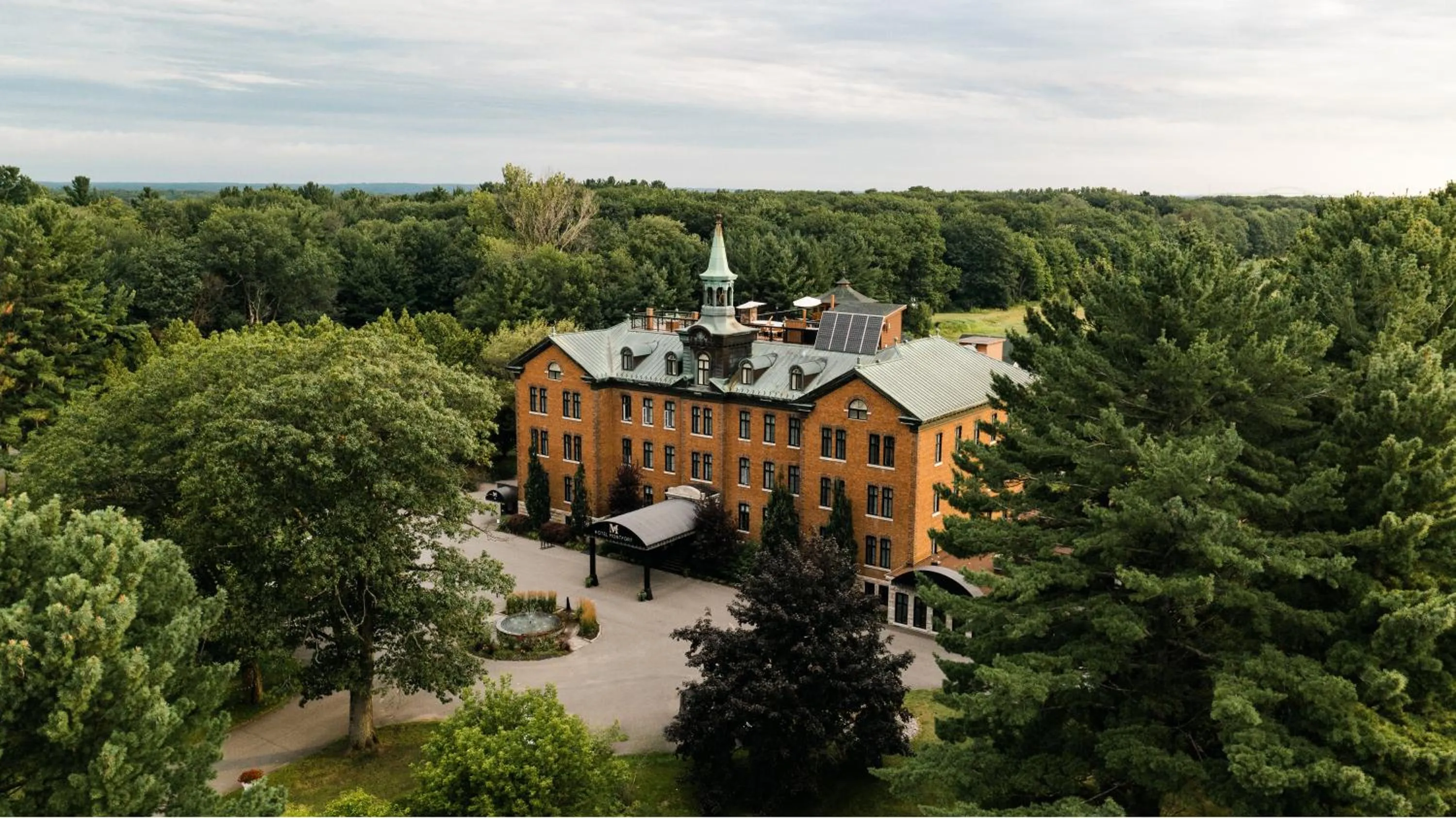 Property building in Hotel Montfort