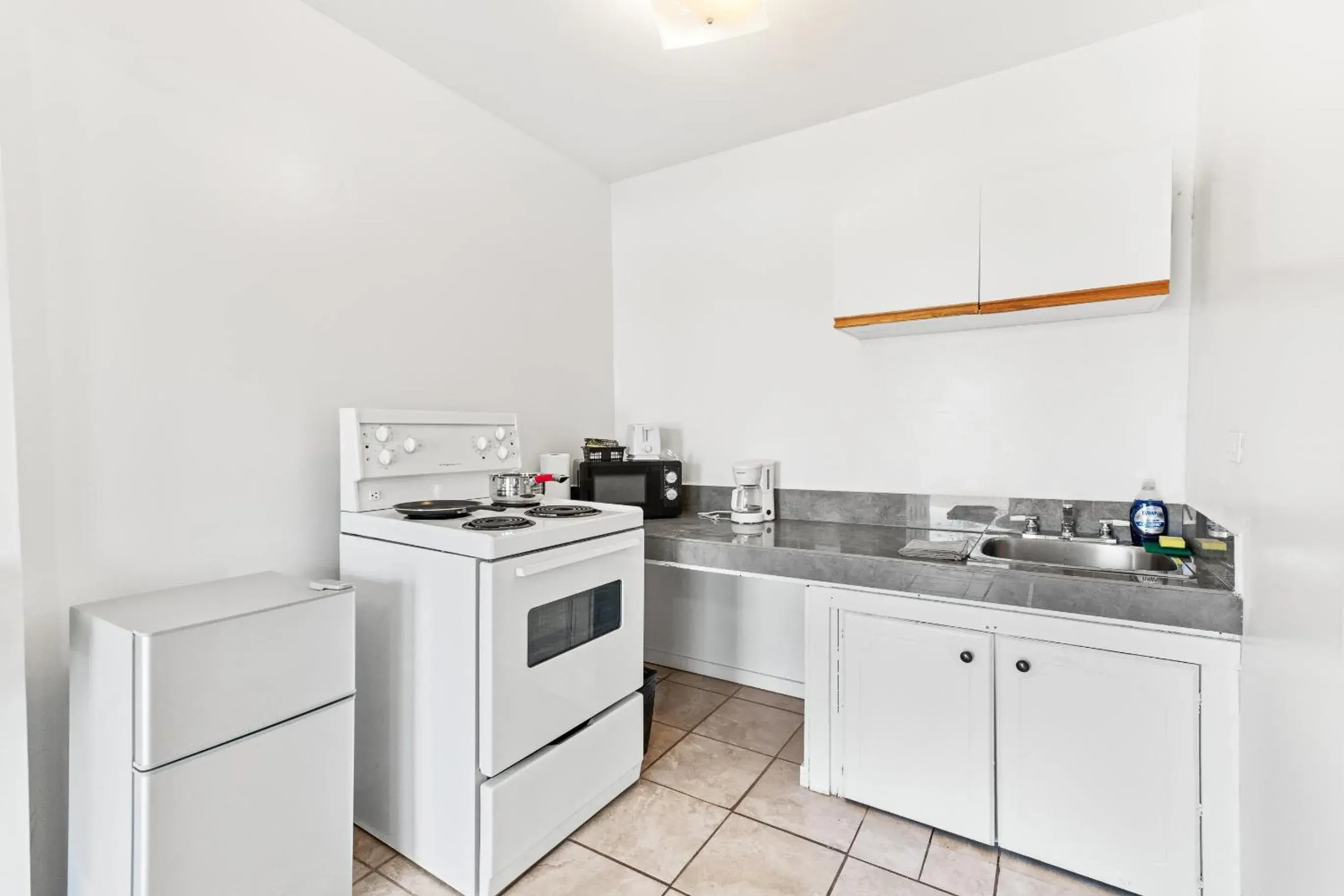 Queen Room-Full Kitchen in 5000 Motel Queen Room-Full Kitchen in 5000 Motel