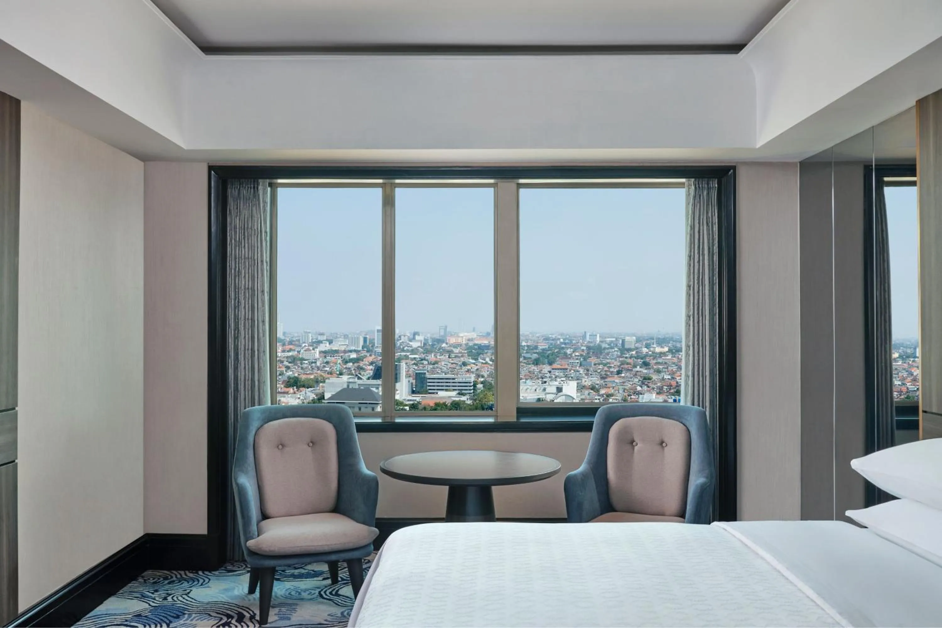 Photo of the whole room, Bed in Sheraton Surabaya Hotel & Towers