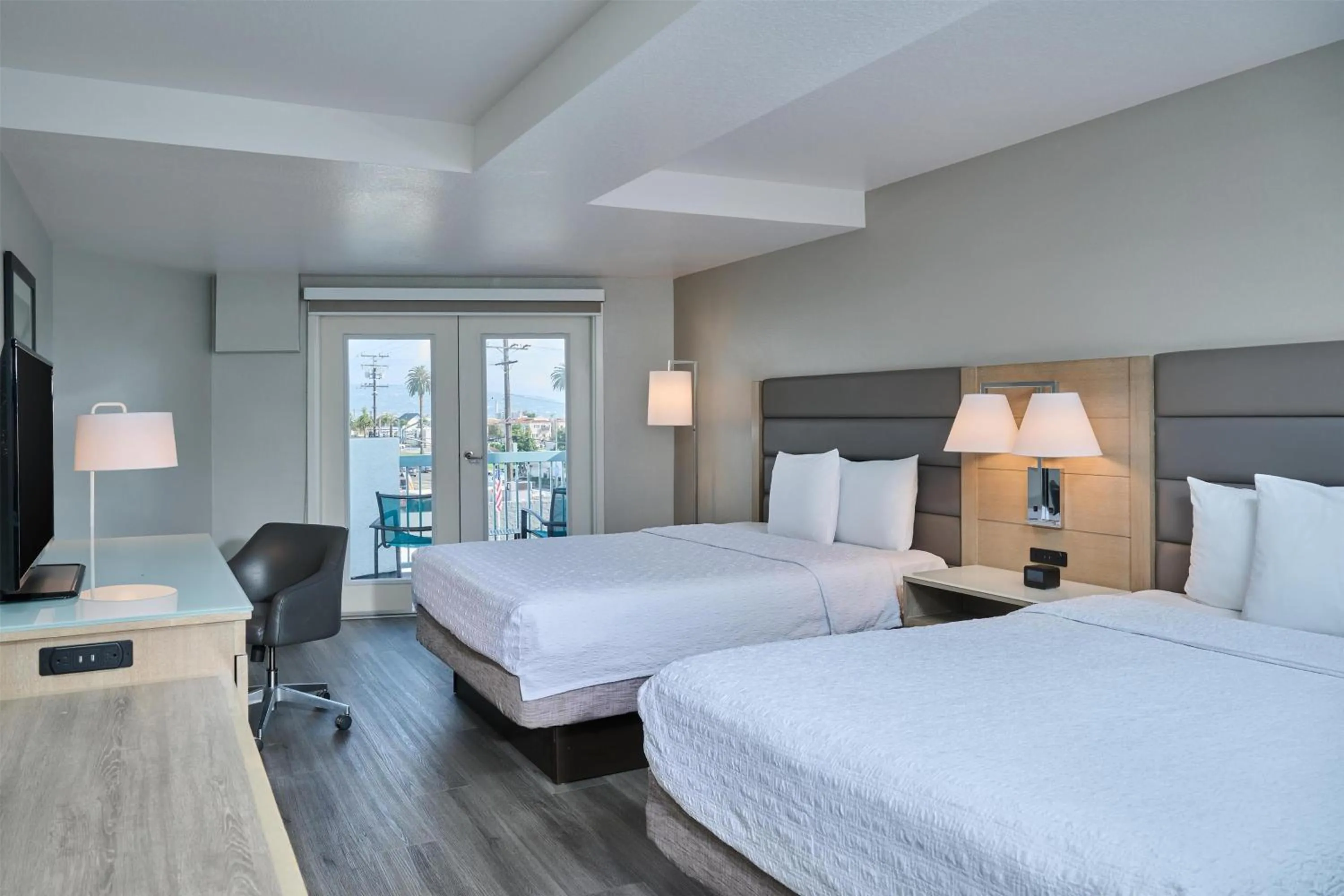 Bed in Hampton Inn & Suites Hermosa Beach