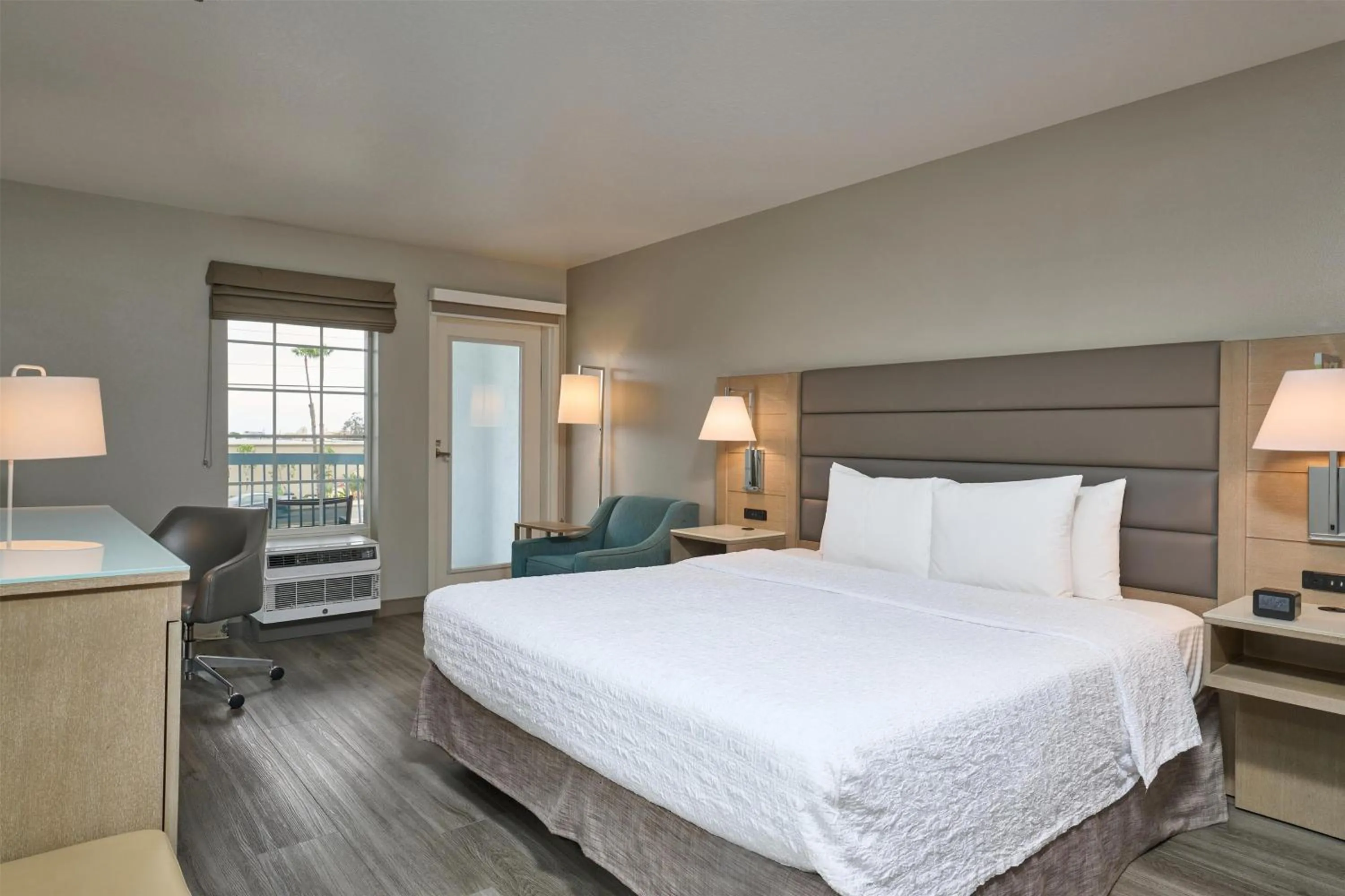 Bed in Hampton Inn & Suites Hermosa Beach