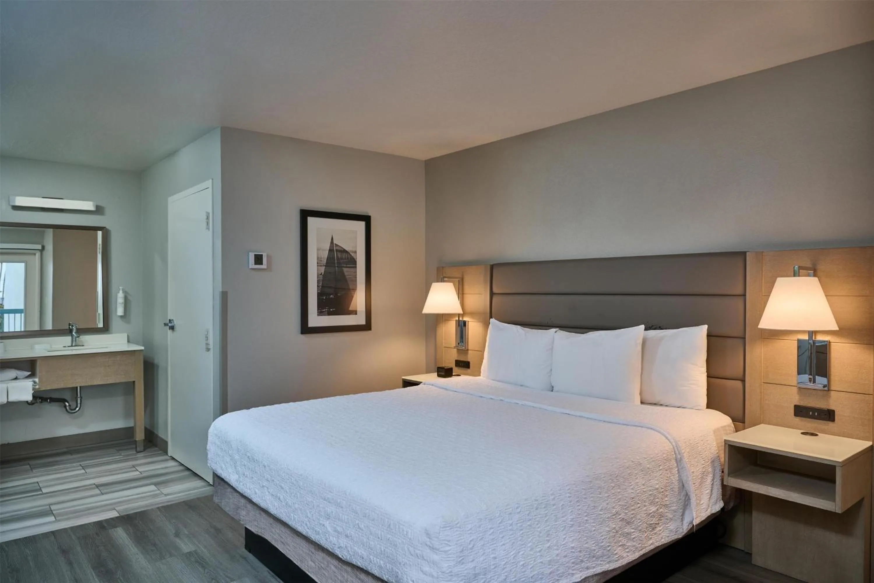 Bed in Hampton Inn & Suites Hermosa Beach