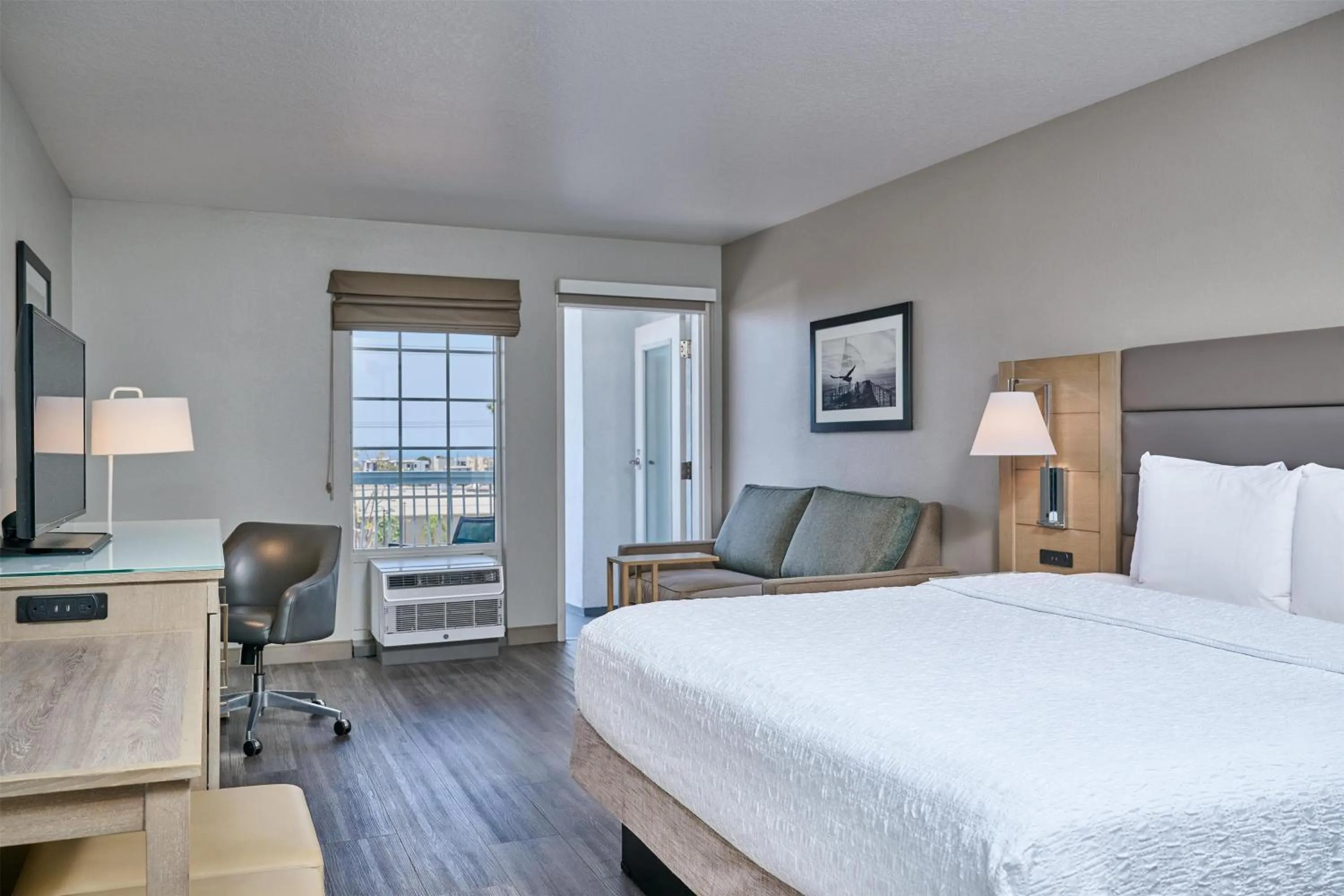 Bedroom, Bed in Hampton Inn & Suites Hermosa Beach