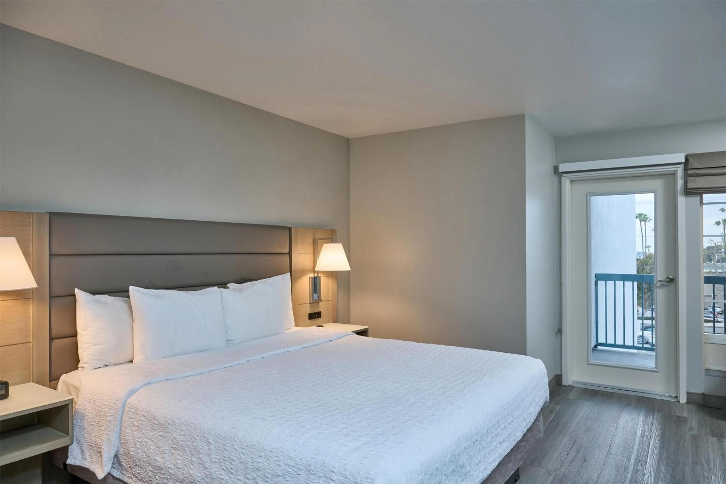 Bed in Hampton Inn & Suites Hermosa Beach