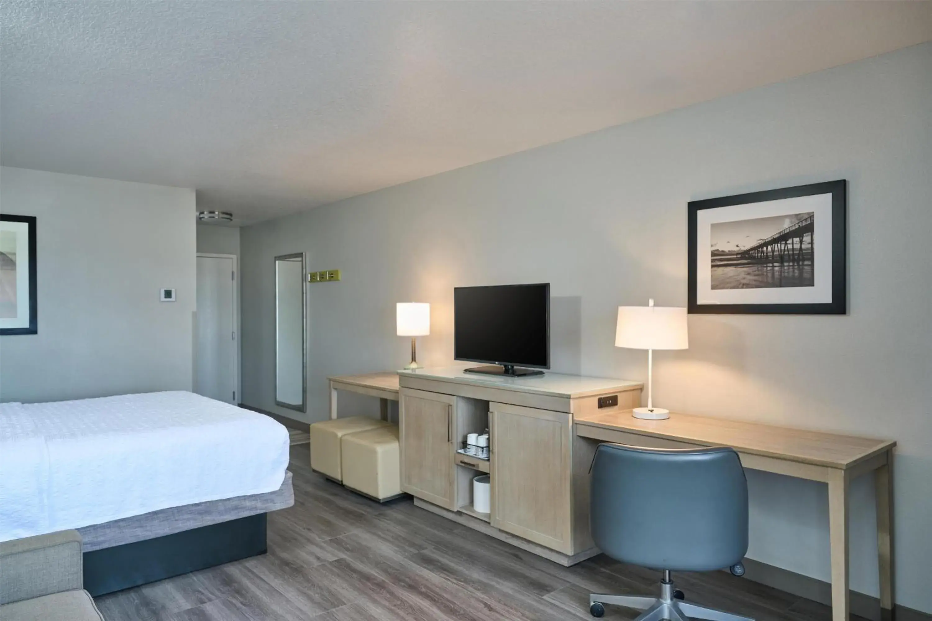 Bedroom, Bed in Hampton Inn & Suites Hermosa Beach Bedroom, Bed in Hampton Inn & Suites Hermosa Beach