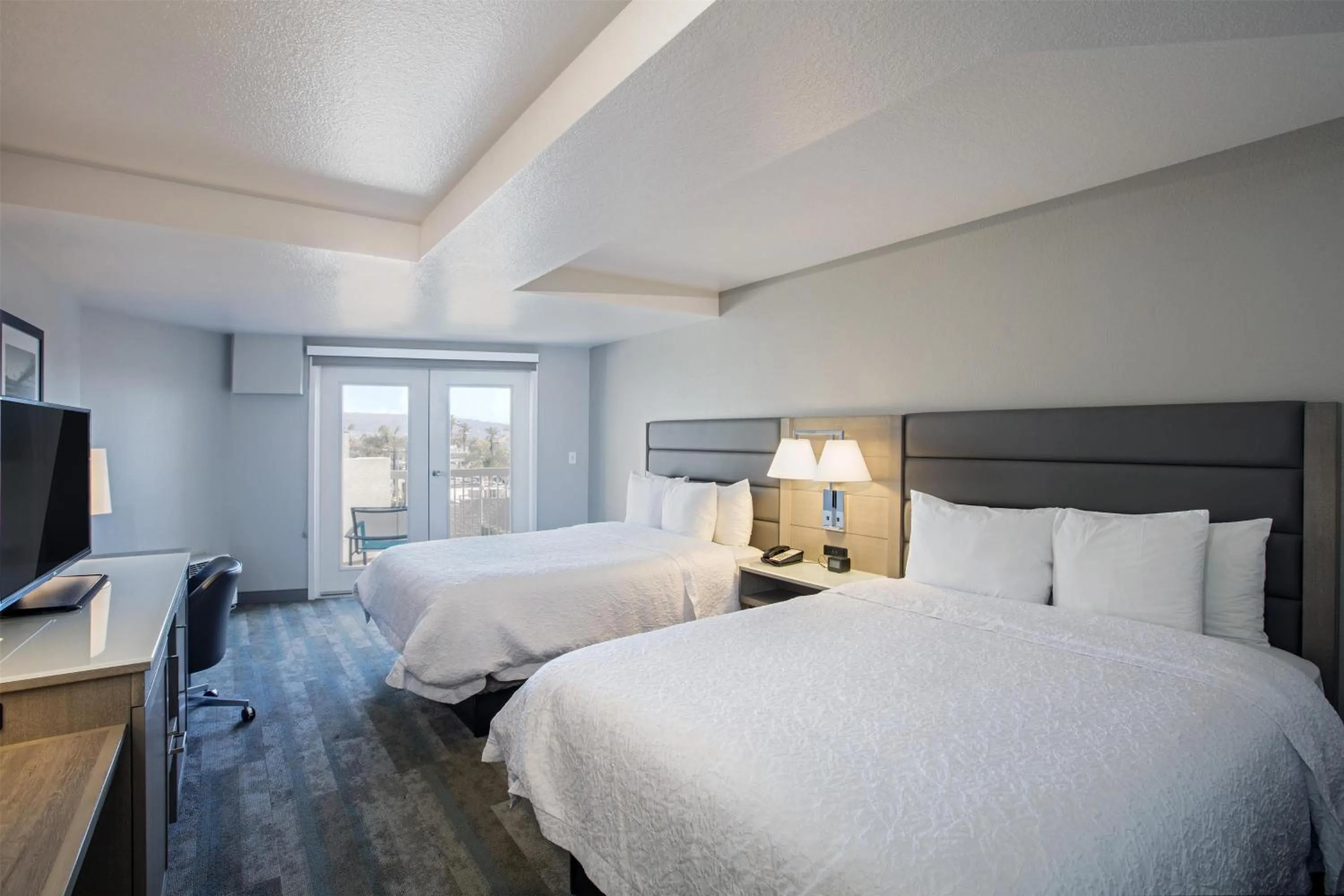 Bedroom, Bed in Hampton Inn & Suites Hermosa Beach