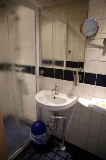 Bathroom in Hotell Åsen