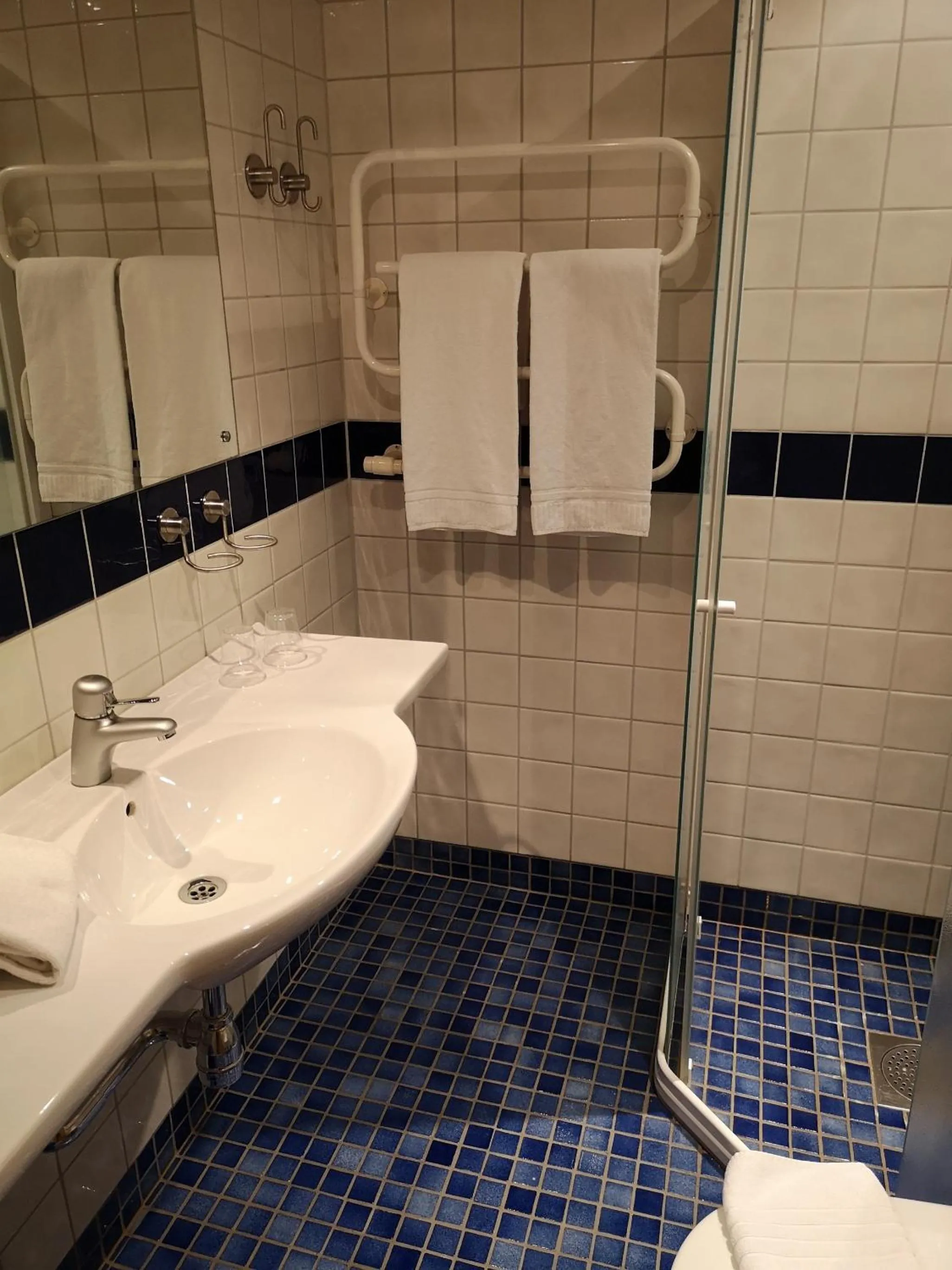 Bathroom in Hotell Åsen