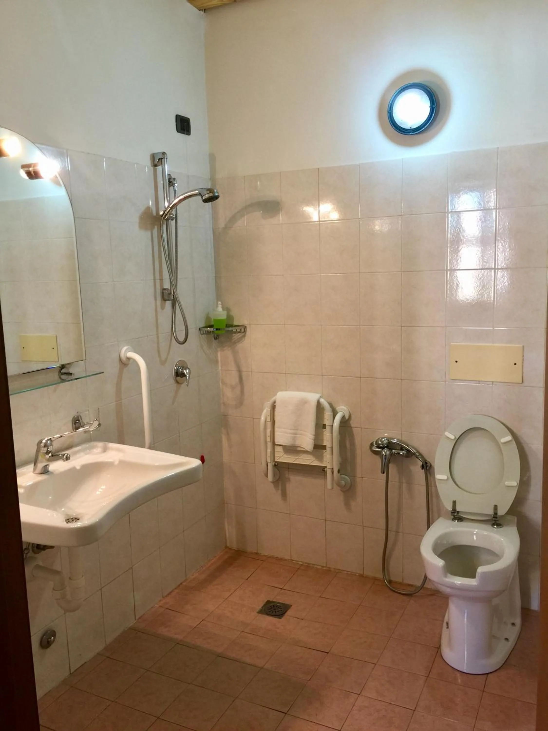 Shower in Ostello Brembo