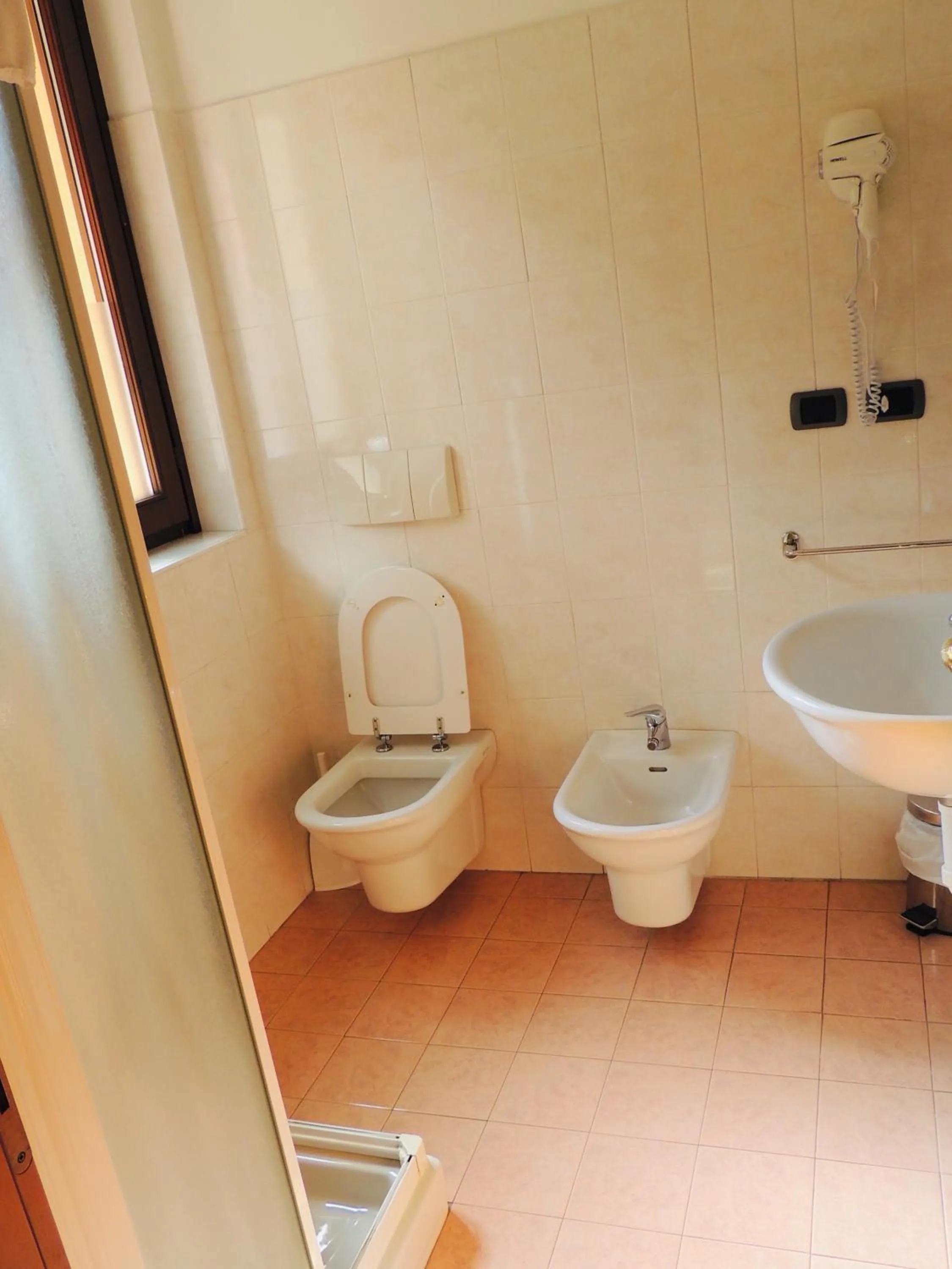 Bathroom in Ostello Brembo