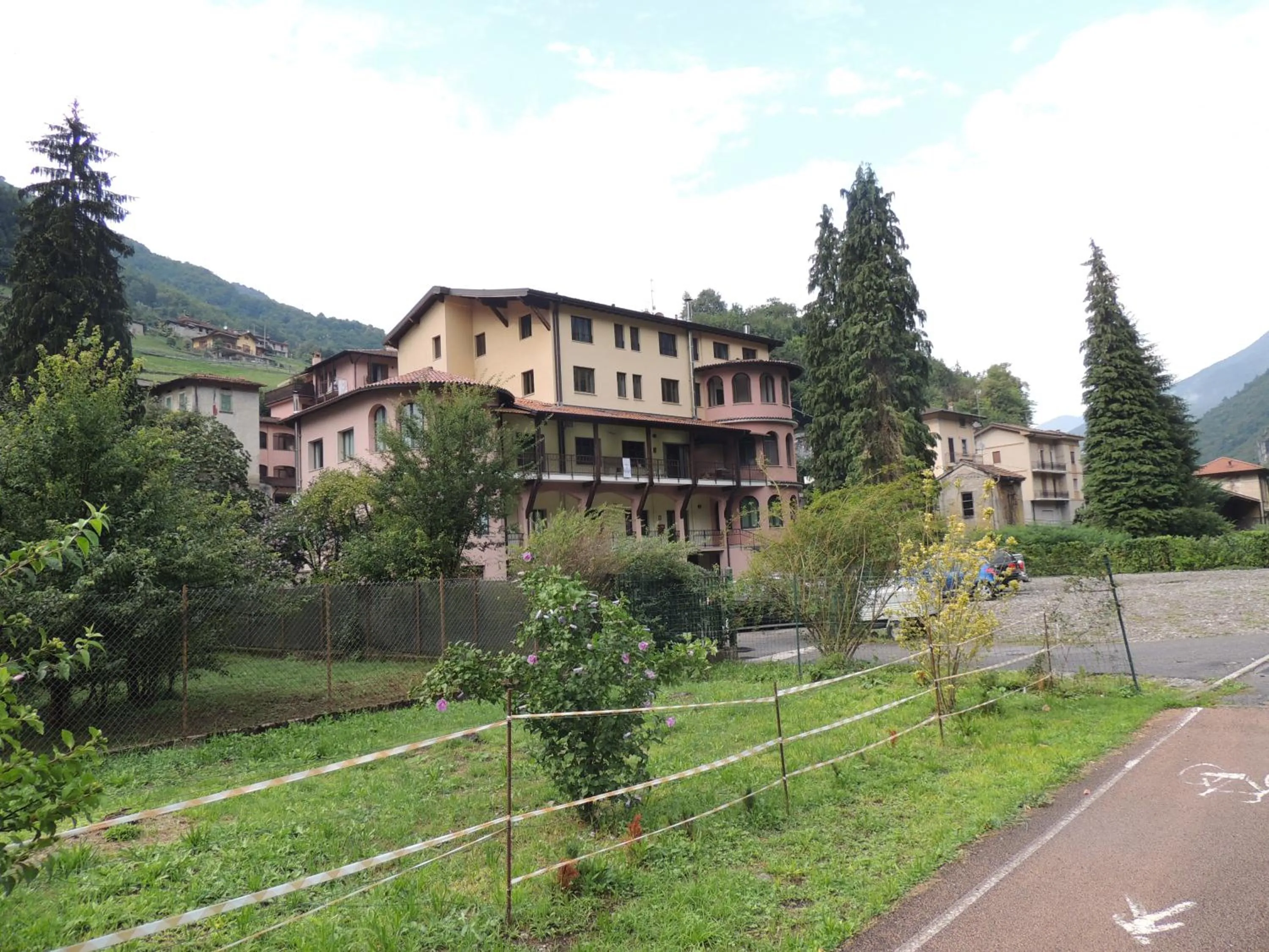 Property building in Ostello Brembo