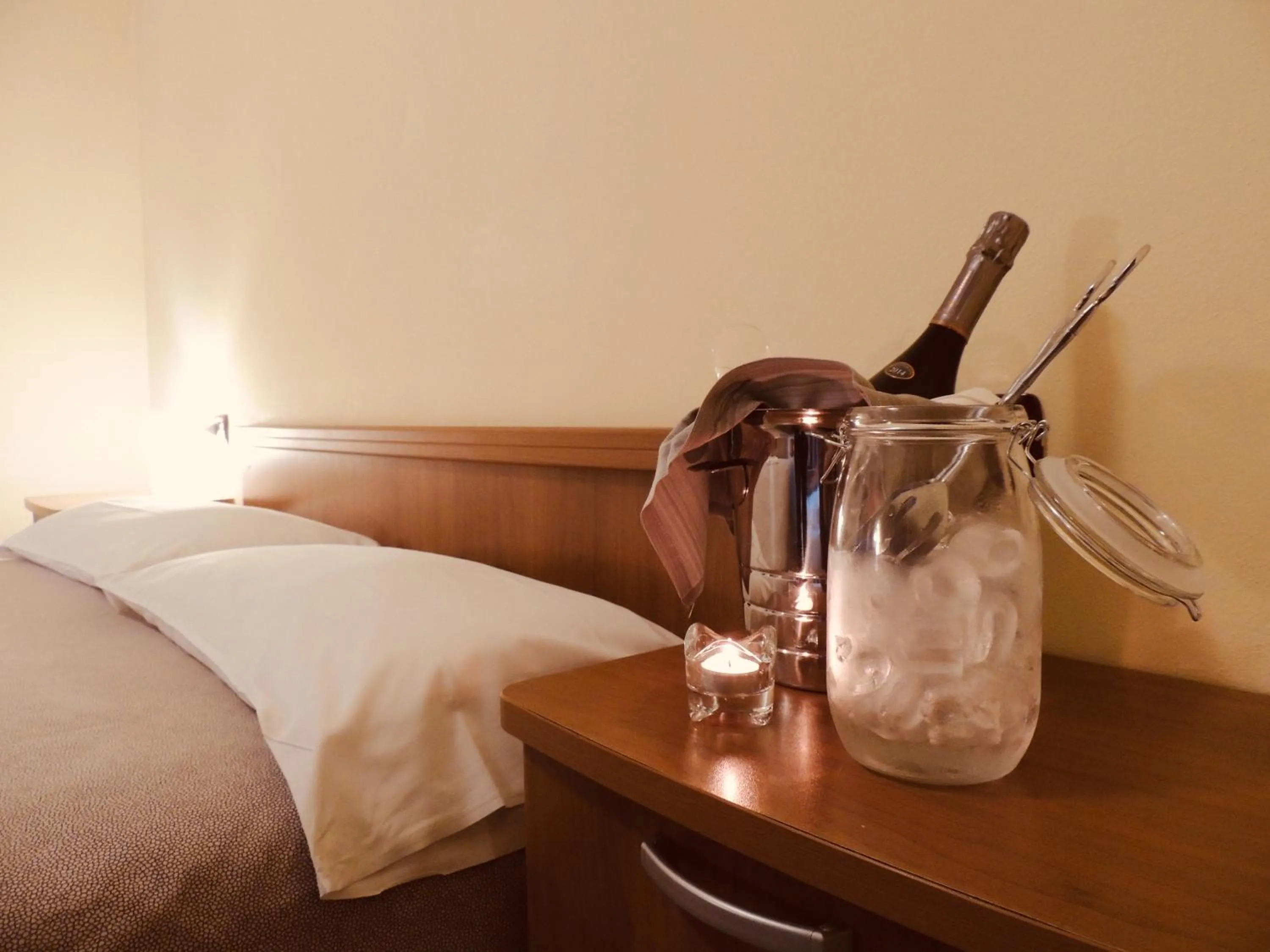 Drinks, Bed in Ostello Brembo
