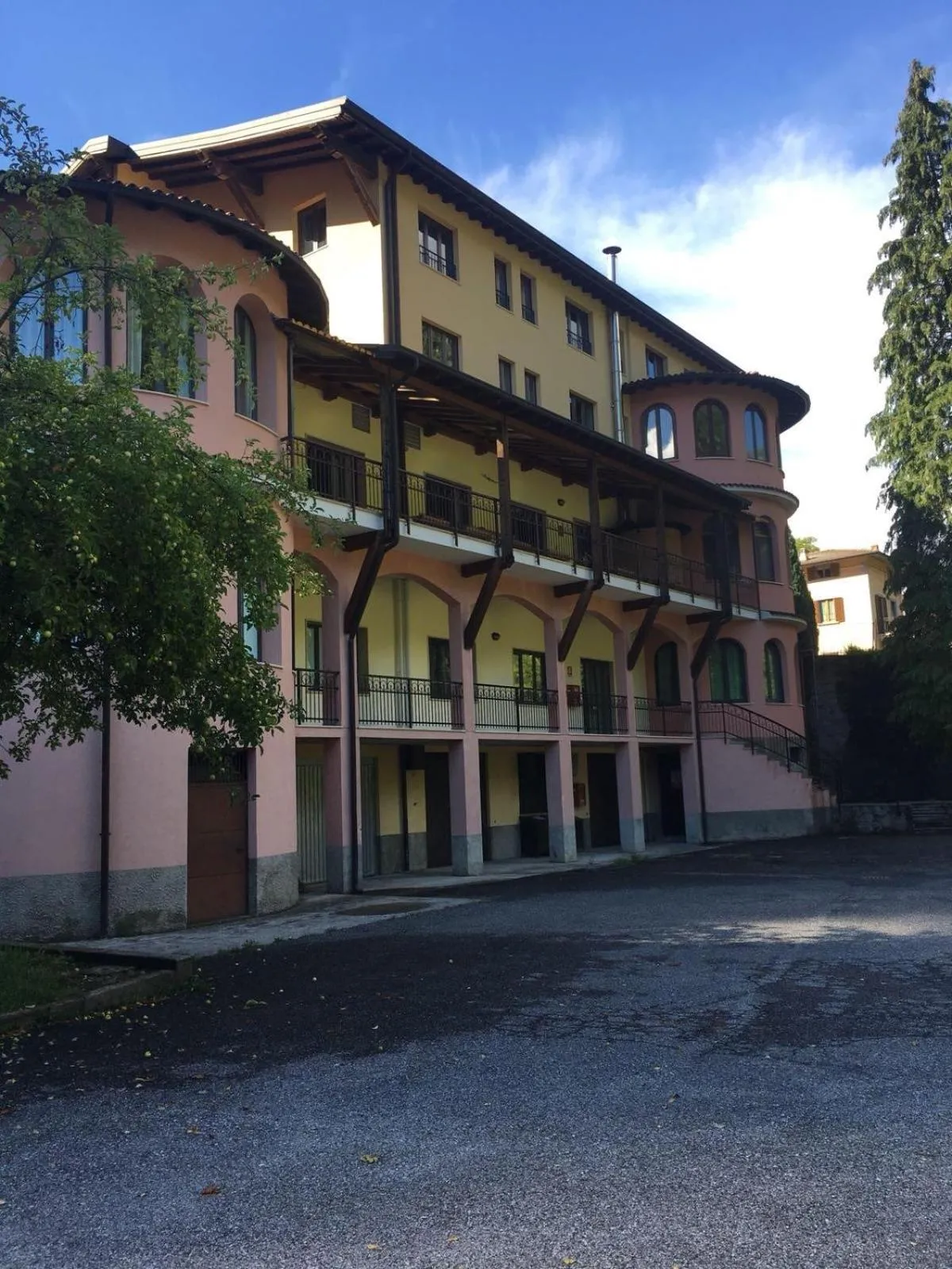 Property building in Ostello Brembo