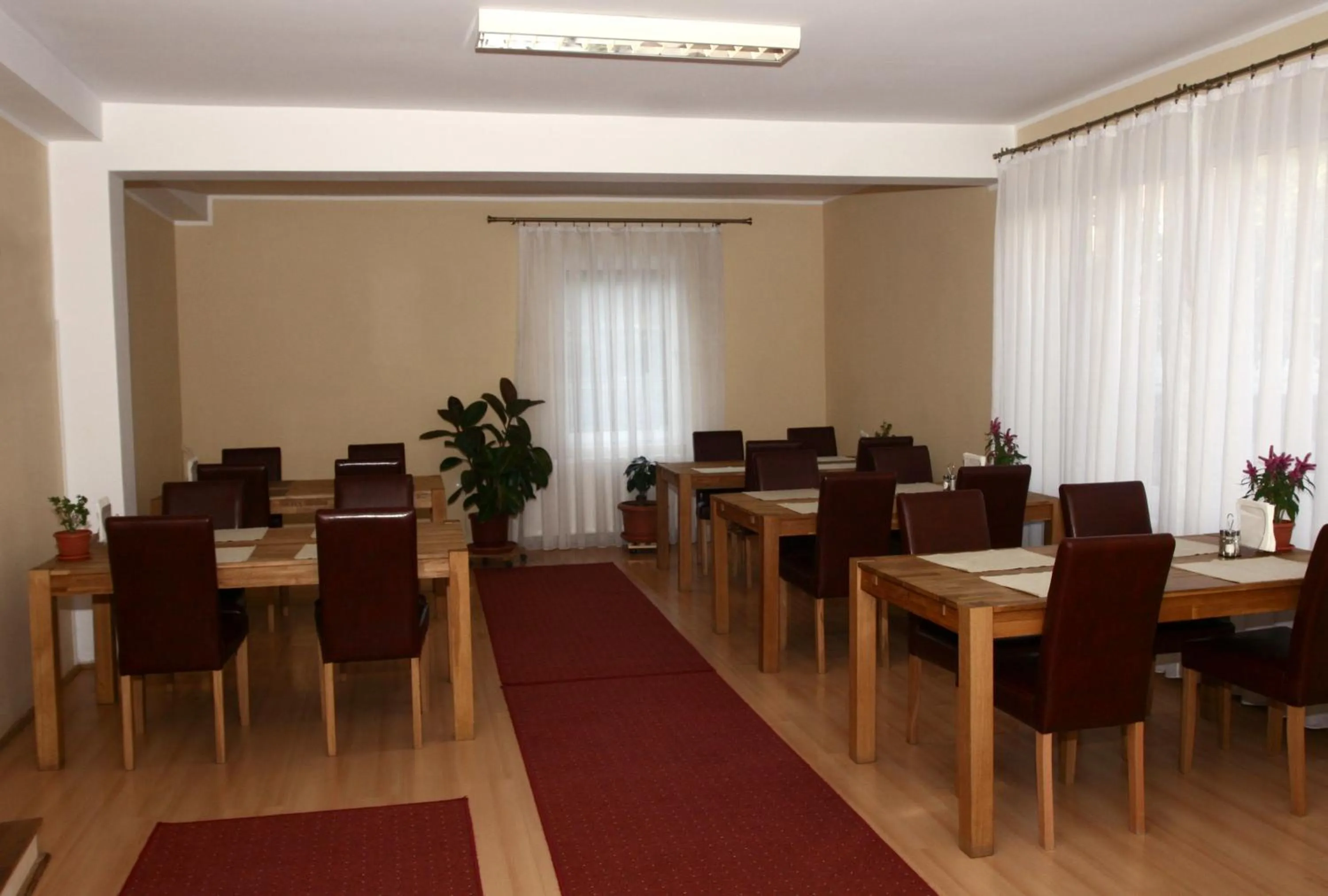 Restaurant/places to eat in Vila Parc