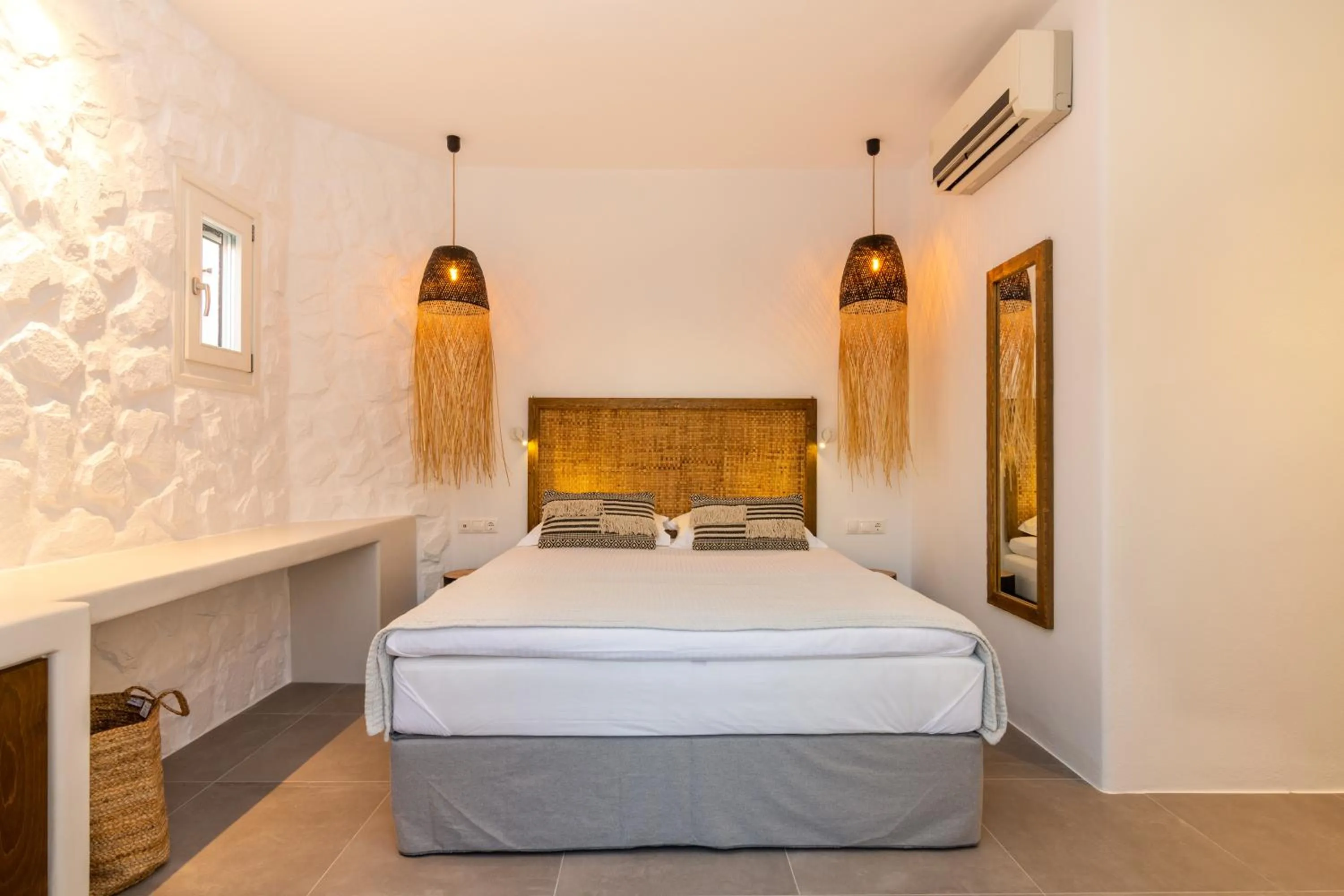 Photo of the whole room, Bed in Dolphin Kastraki Studios