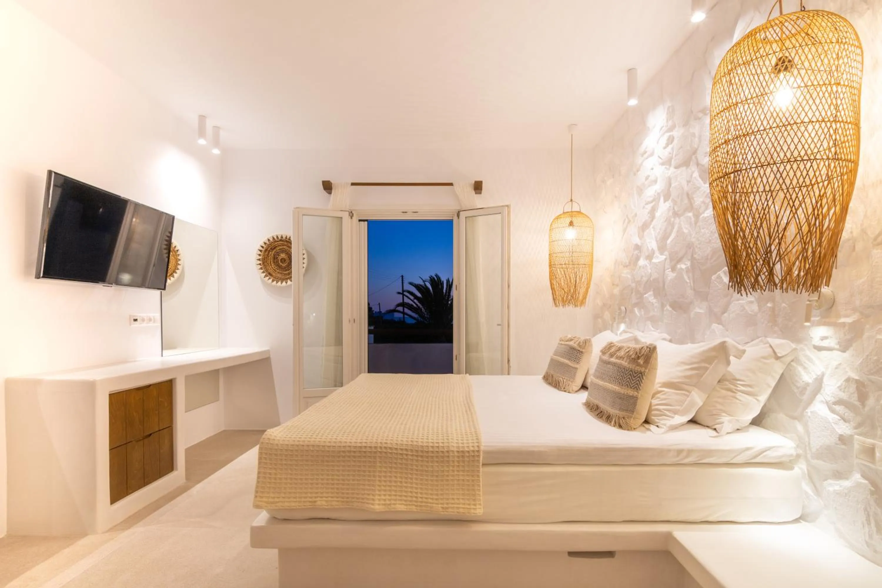 Photo of the whole room, Bed in Dolphin Kastraki Studios