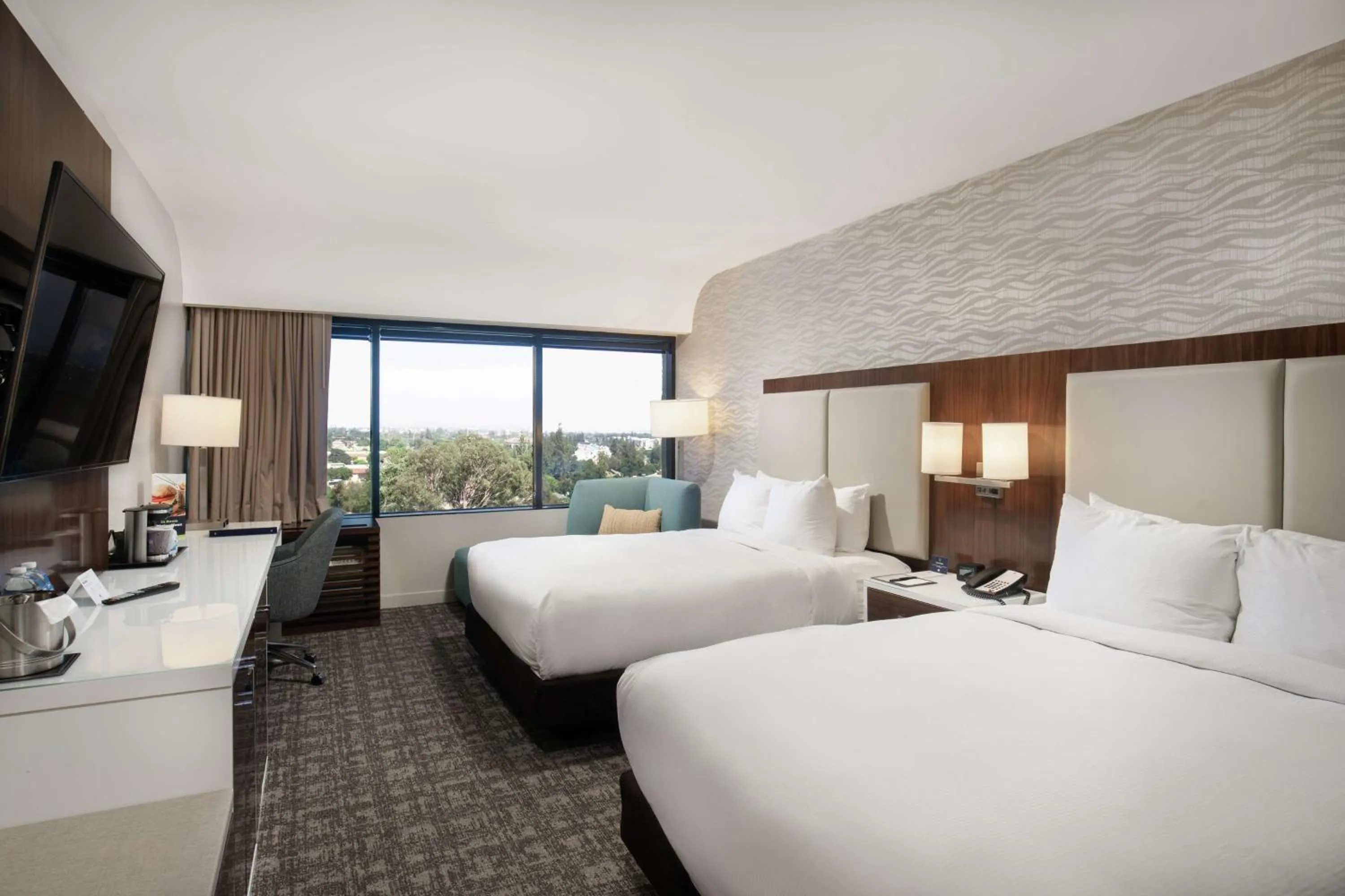 Bedroom, Bed in DoubleTree by Hilton Monrovia - Pasadena Area
