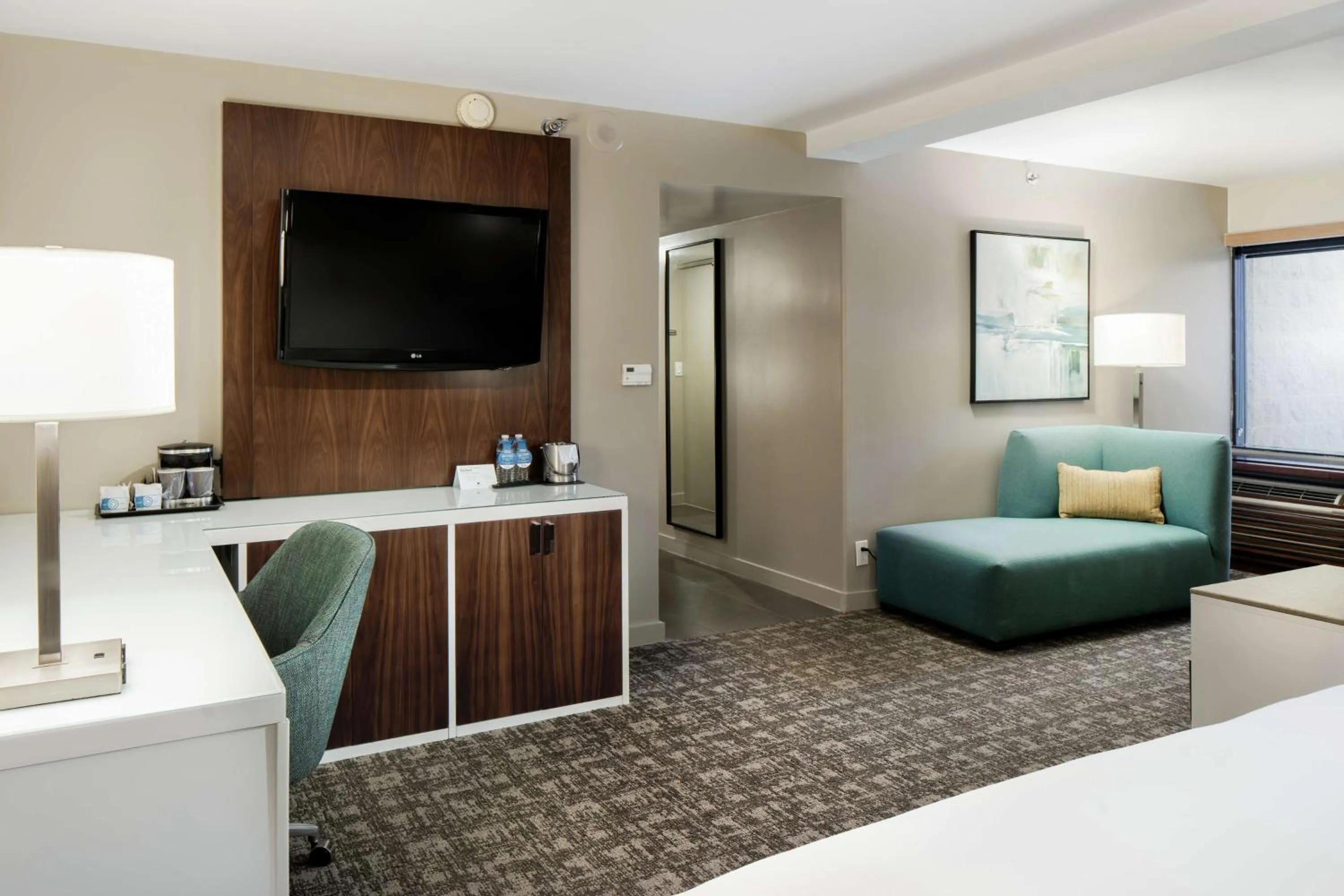 Bedroom, Bed in DoubleTree by Hilton Monrovia - Pasadena Area