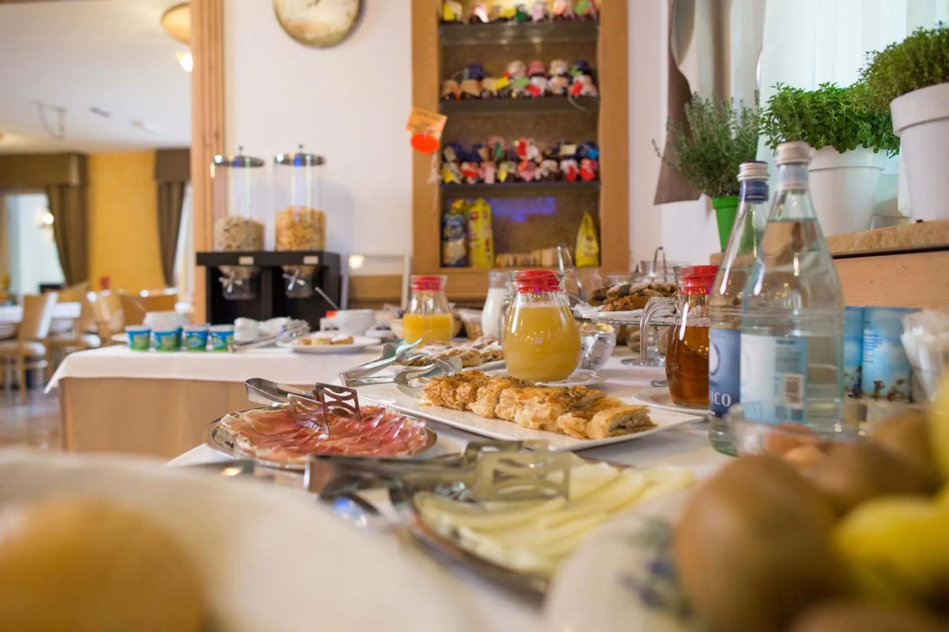 Buffet breakfast in Residence Hotel Miralago