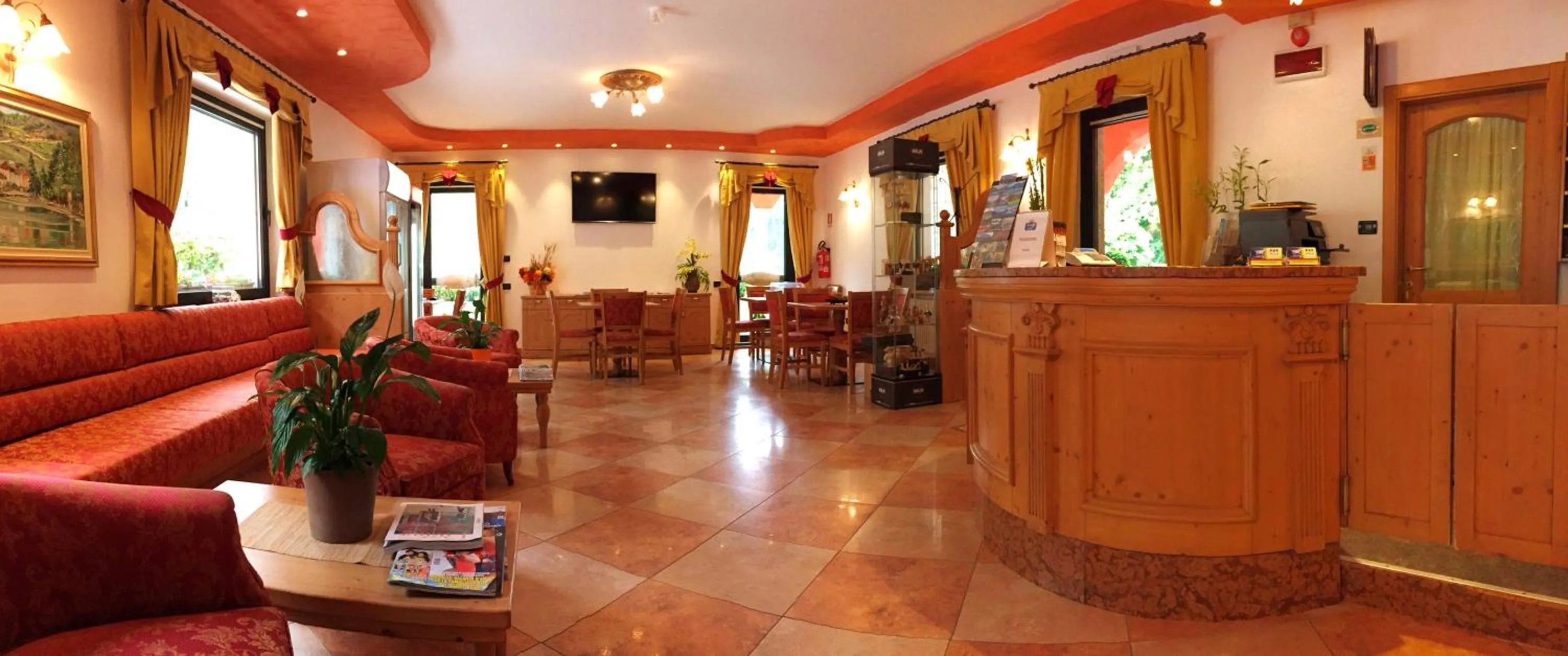 Communal lounge/ TV room in Residence Hotel Miralago