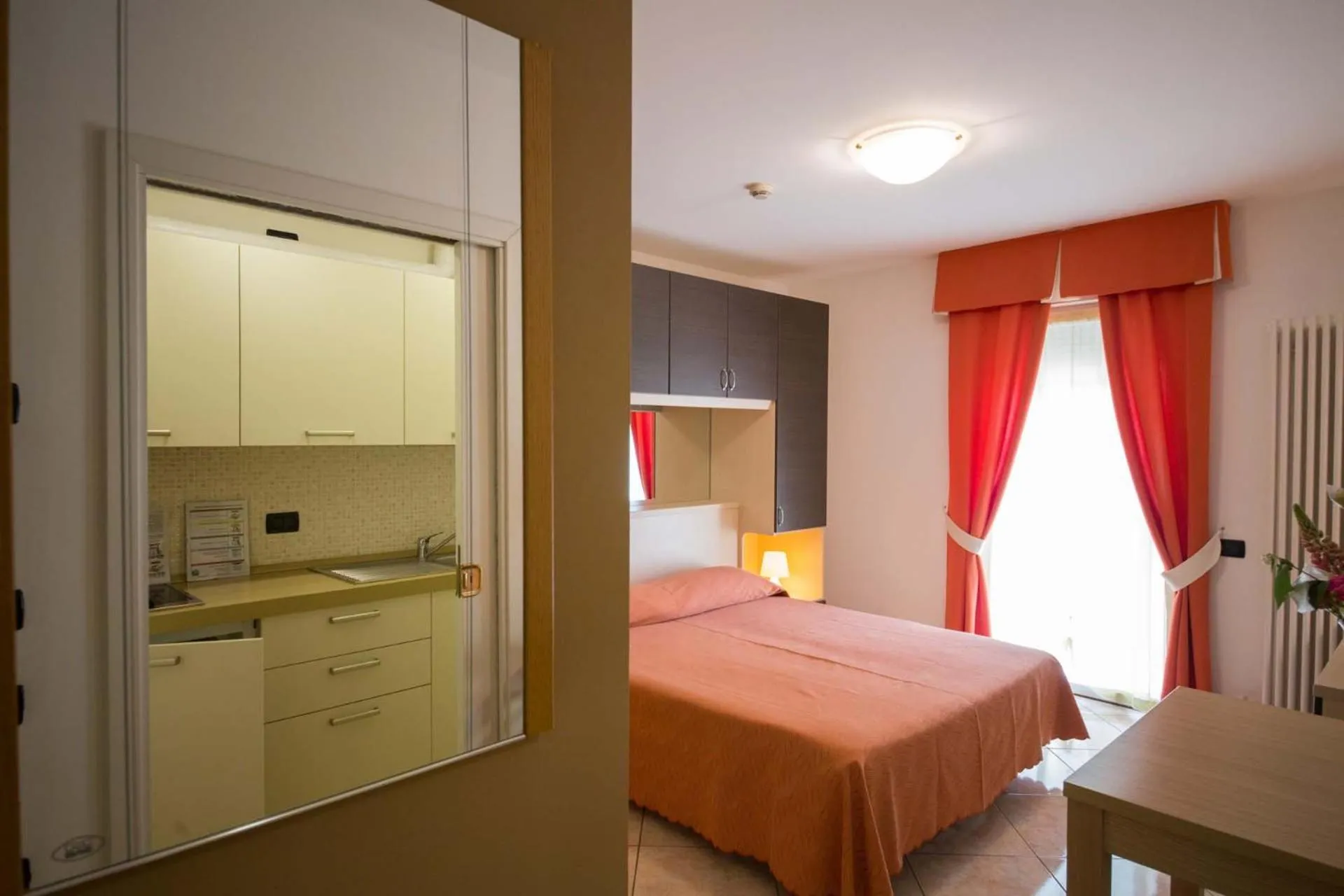 Kitchen or kitchenette, Bed in Residence Hotel Miralago