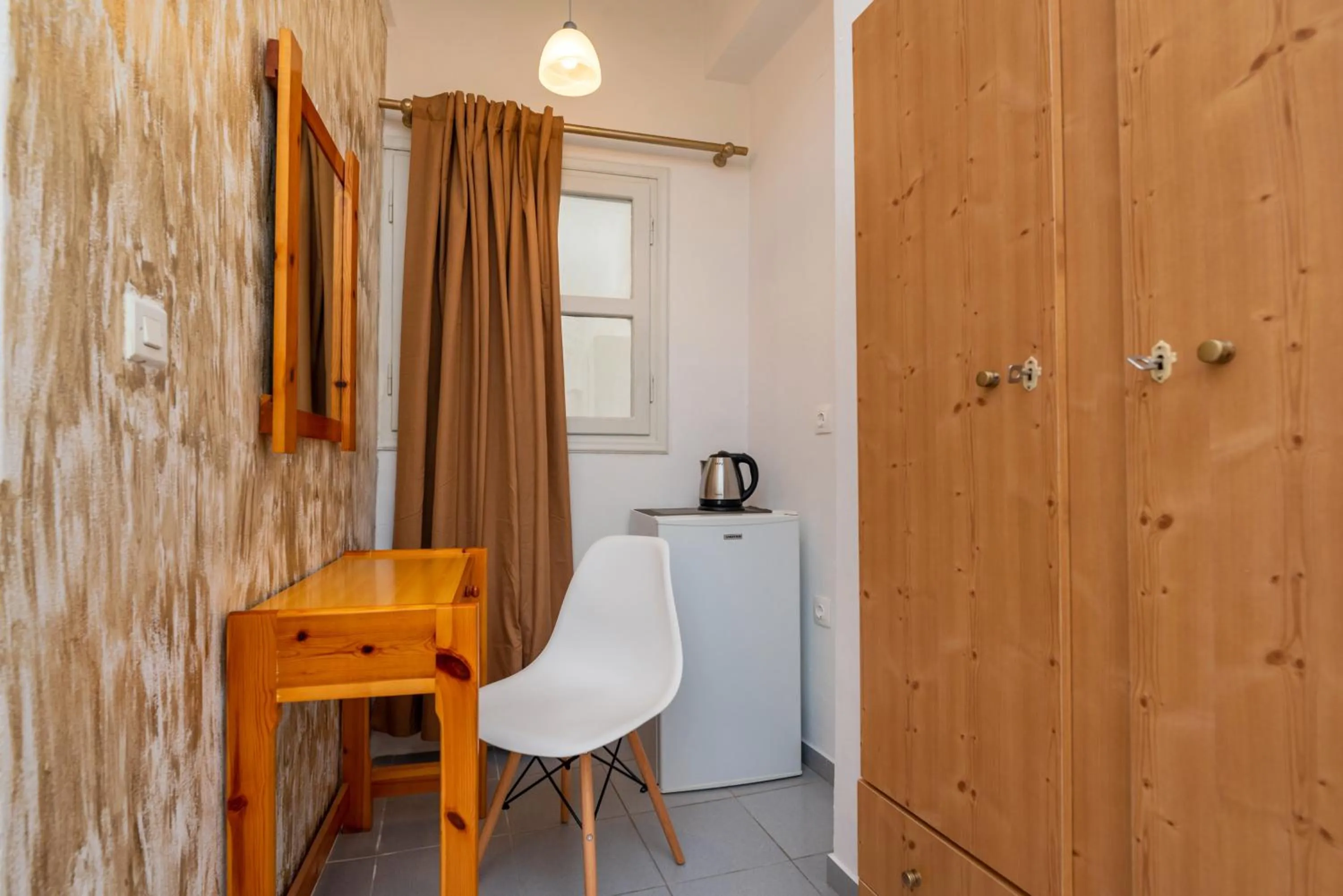 microwave in Onar Rooms & Studios