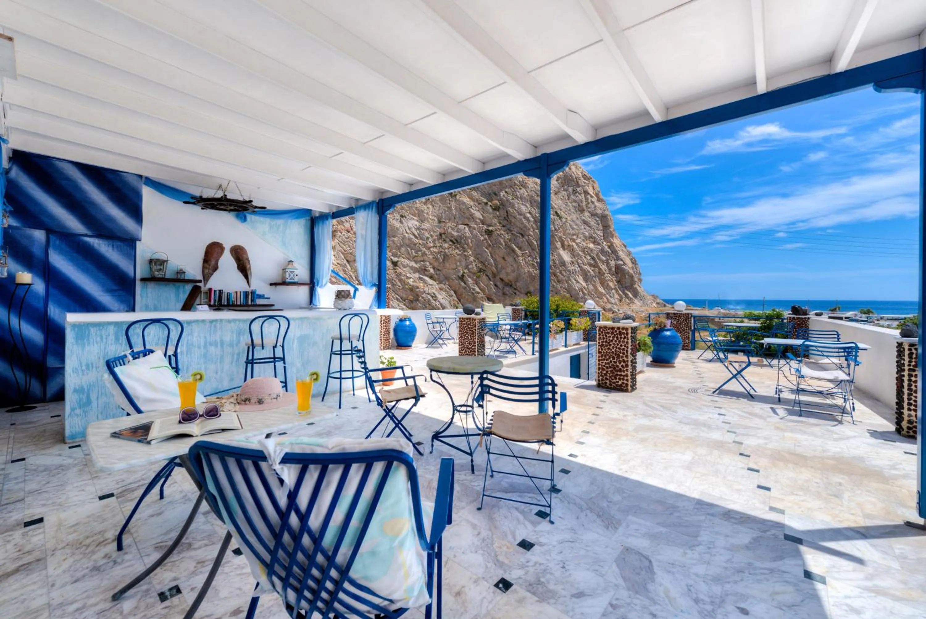 Library in Onar Rooms & Studios