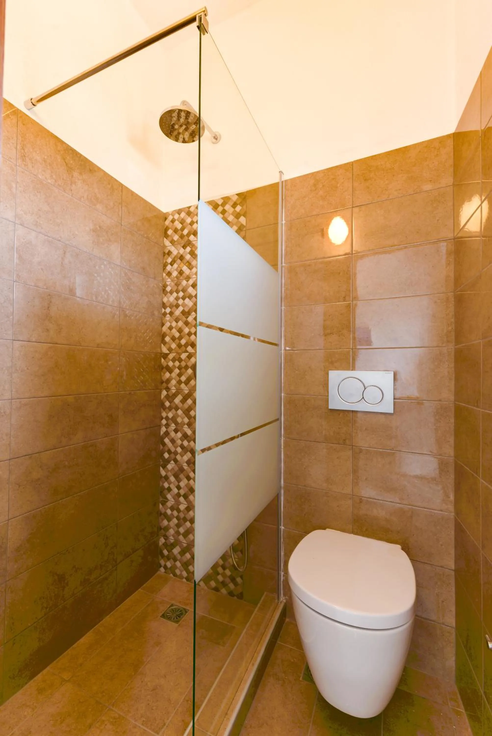 Shower in Onar Rooms & Studios