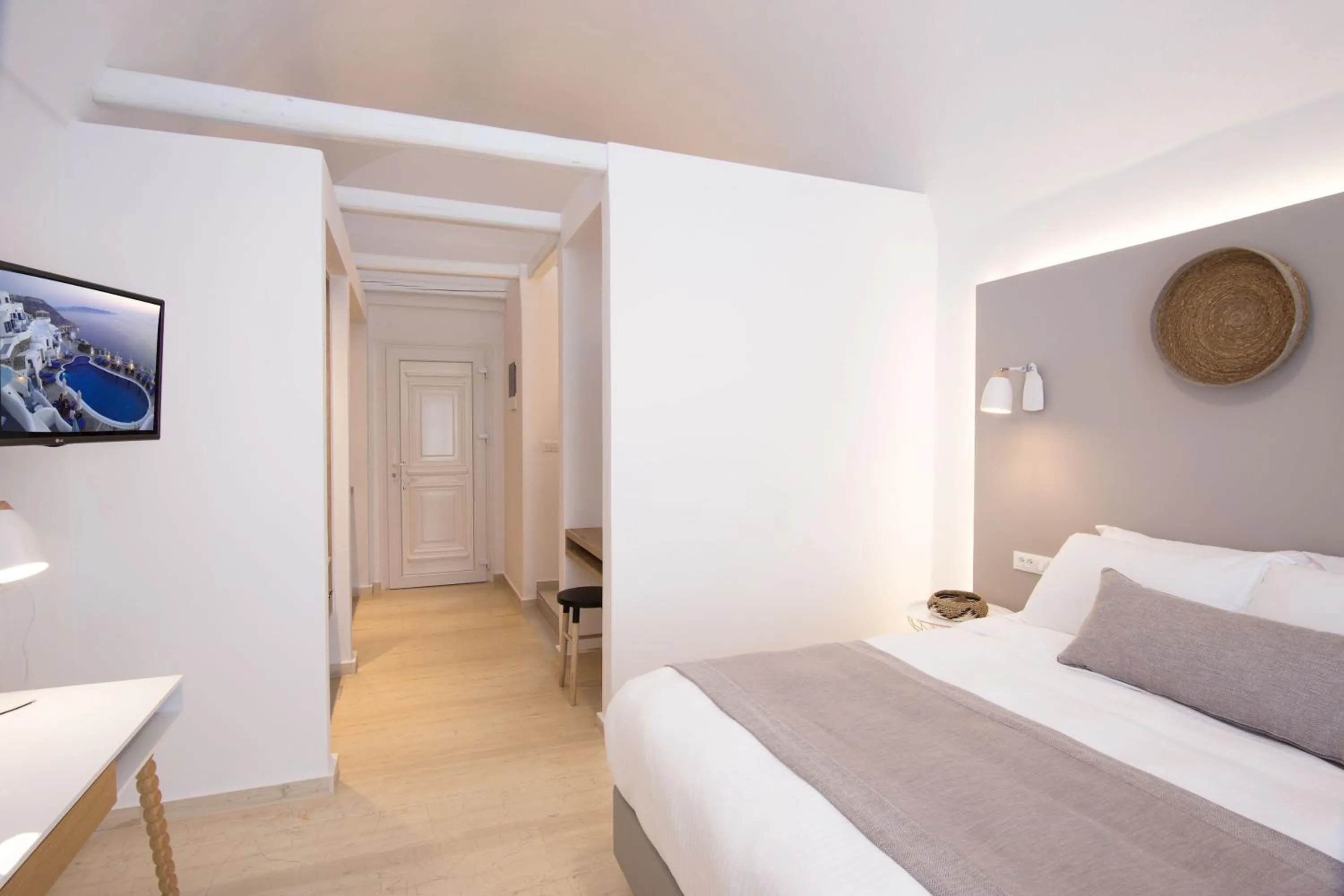 Photo of the whole room, Bed in Louis Studios Santorini