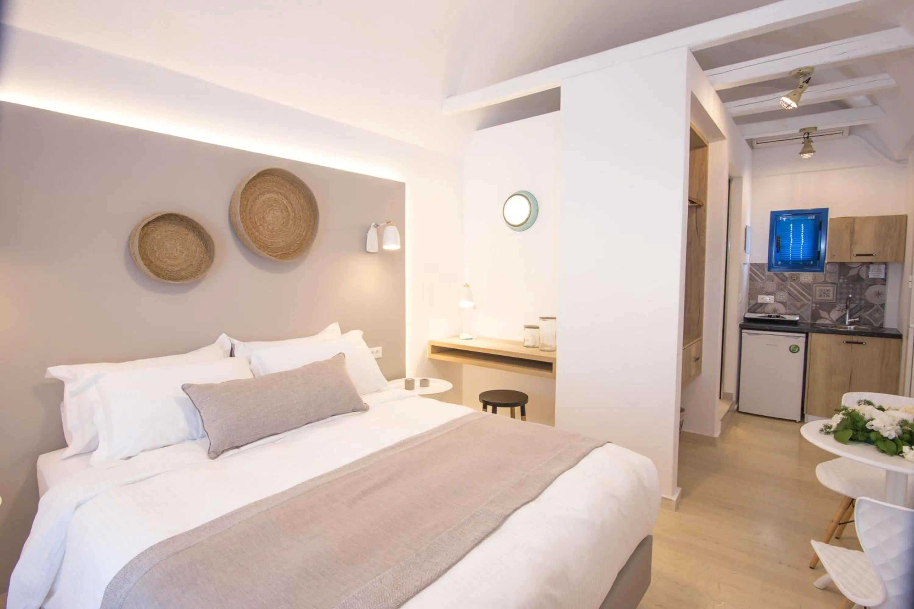 Photo of the whole room, Bed in Louis Studios Santorini